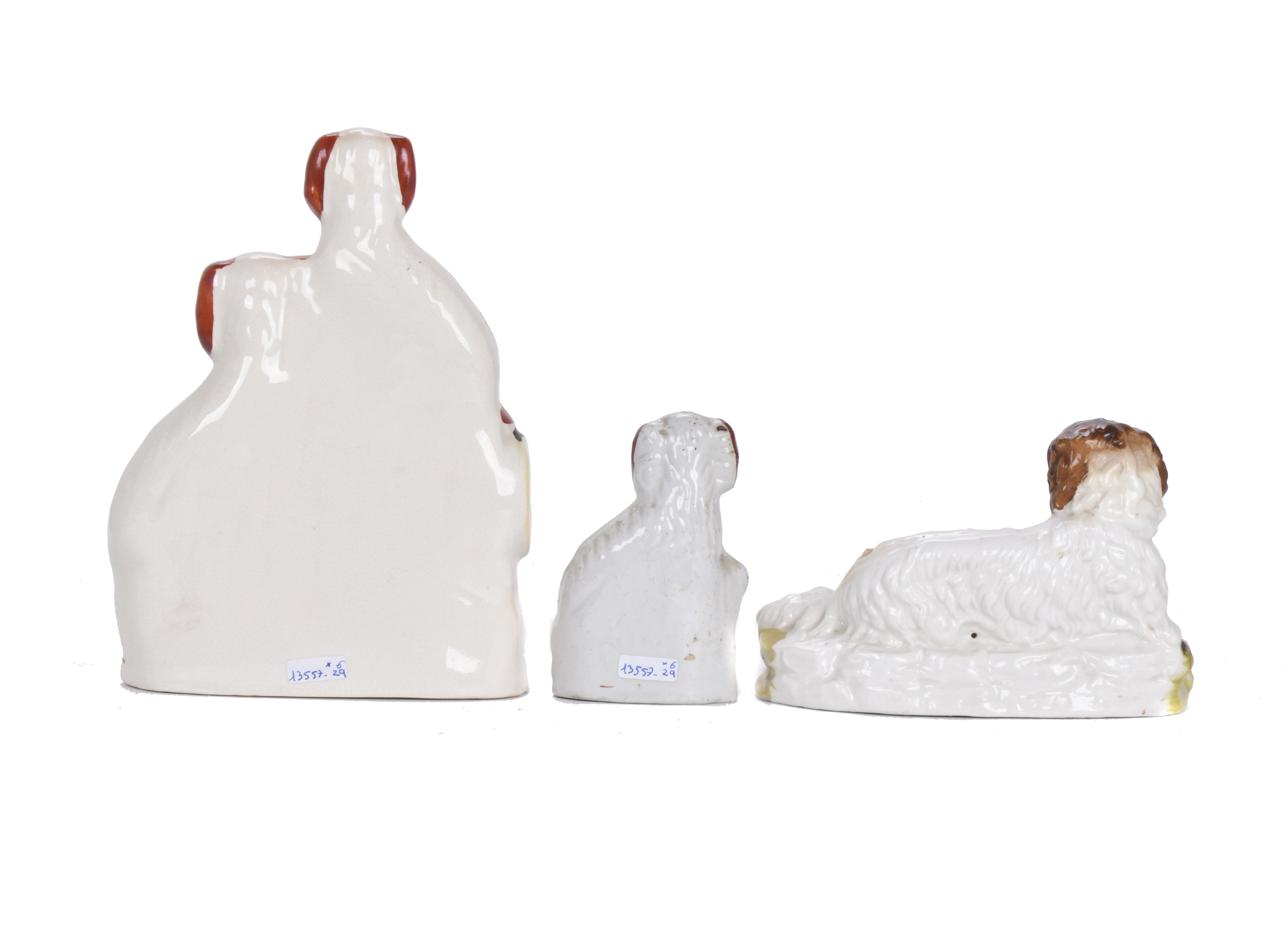 Lote de seis figuras en cerámica inglesa Staffordshire, sig