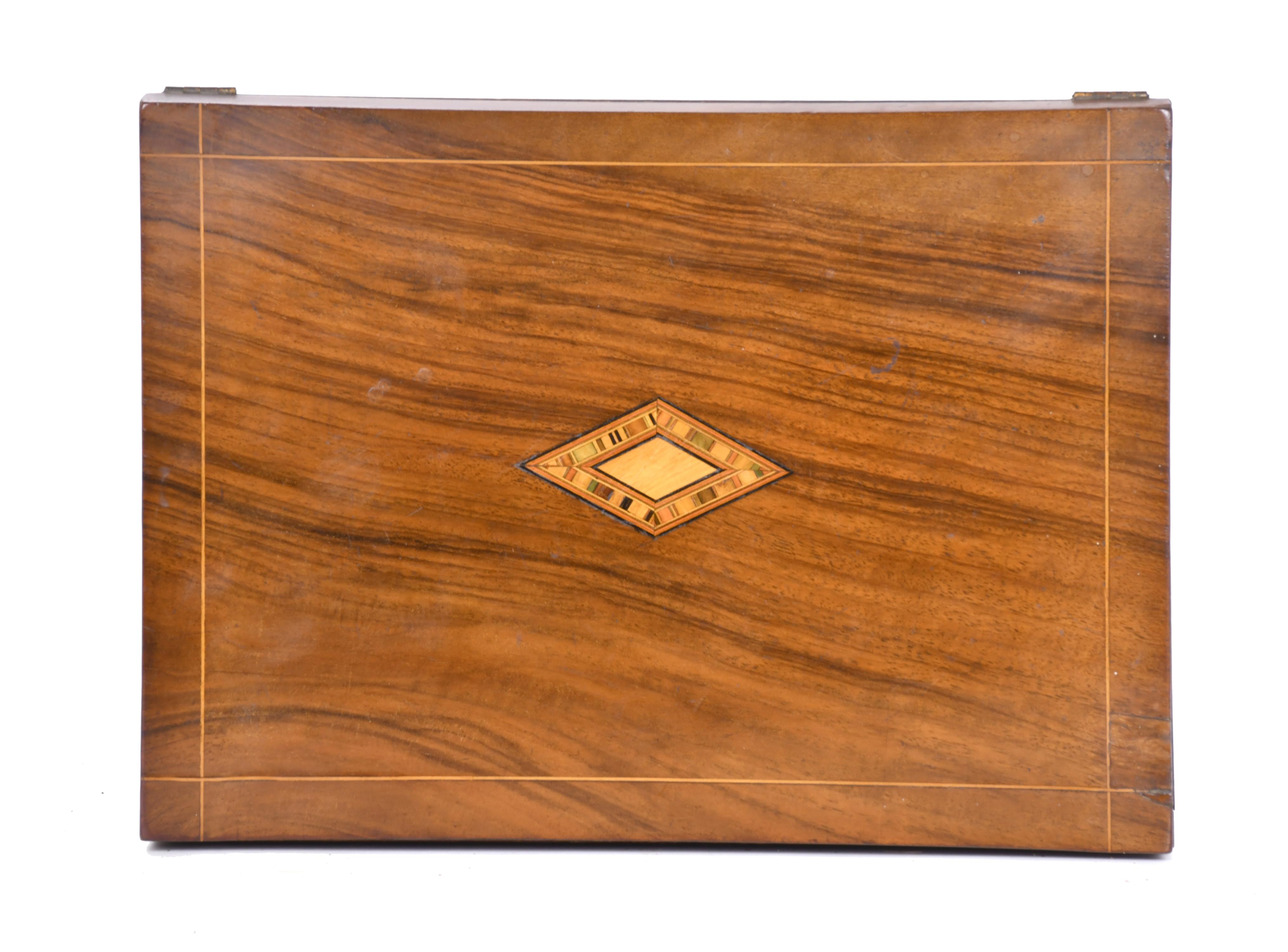 Lote de cuatro cajas tabaqueras y de té inglesas, siglos XI