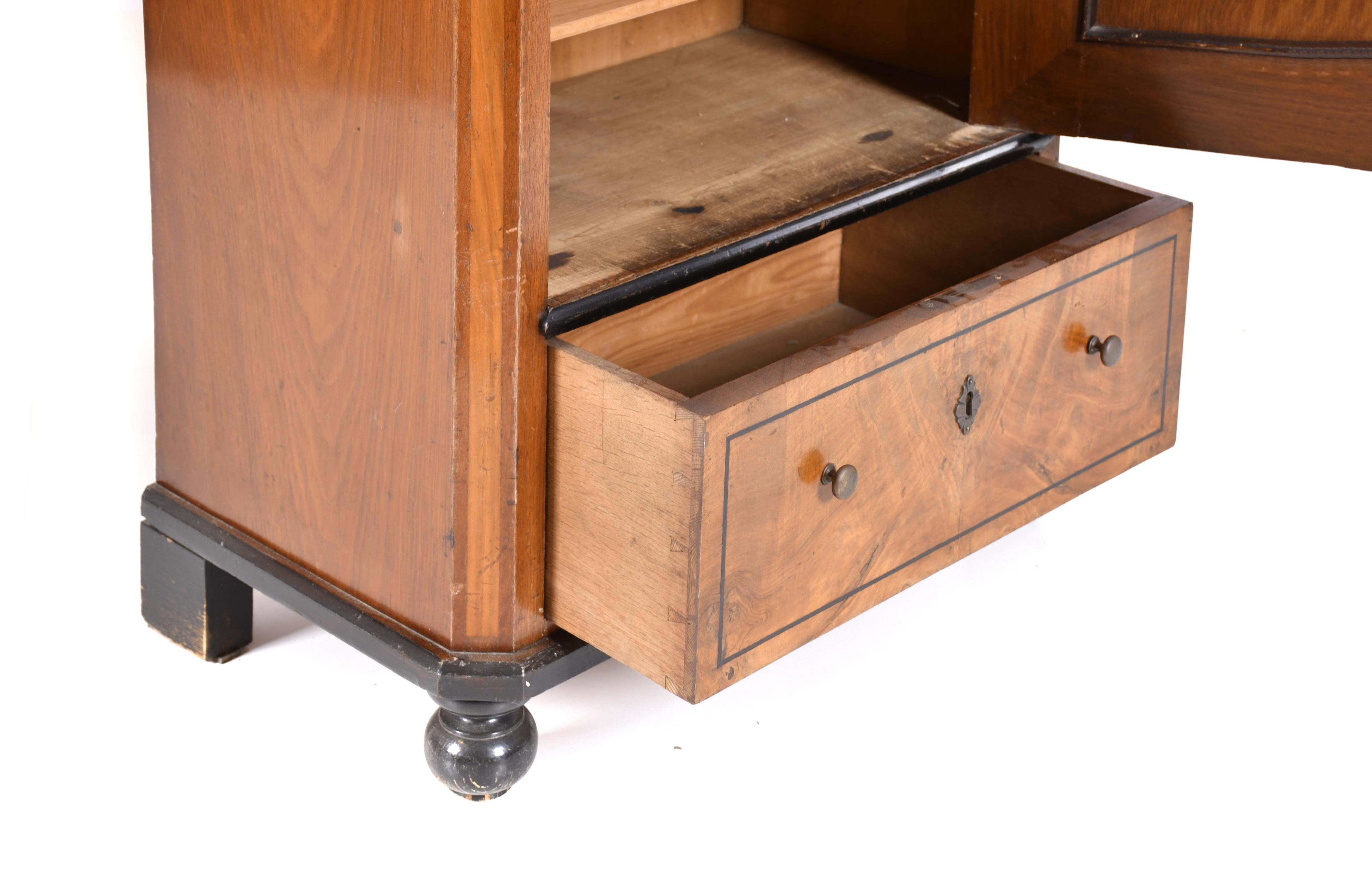 Mueble alto siguiendo modelos Biedermeier, segunda mitad si