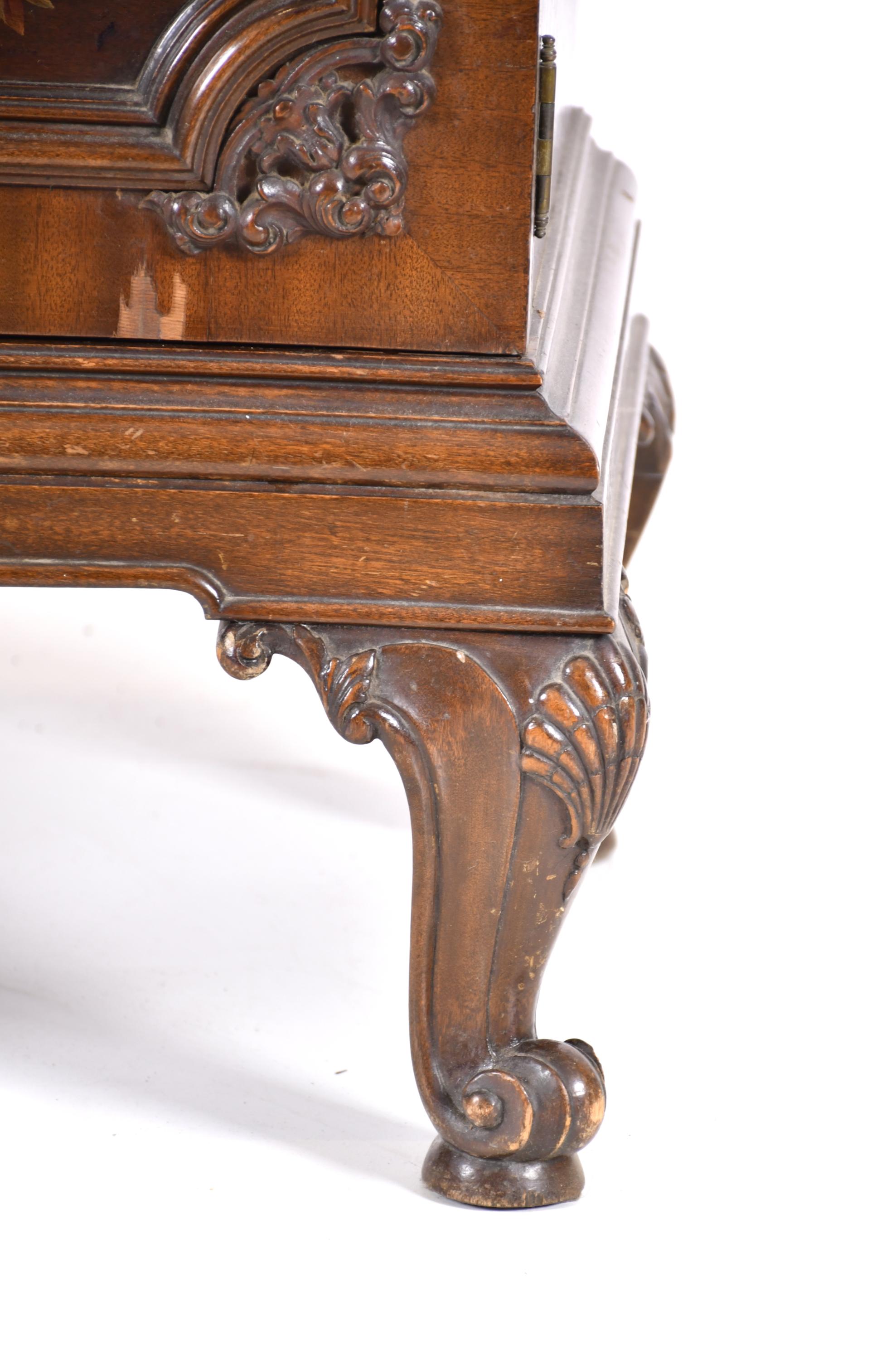 Mueble bar historicista, med. siglo XX. 