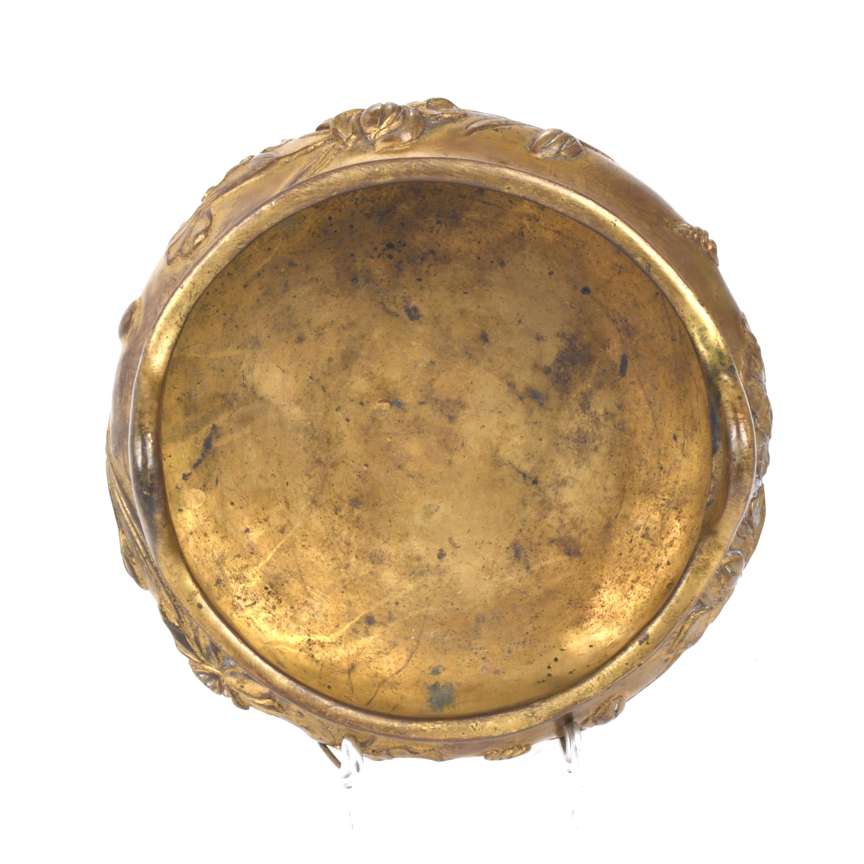 Centro Art Nouveau en bronce dorado, pps. siglo XX. 