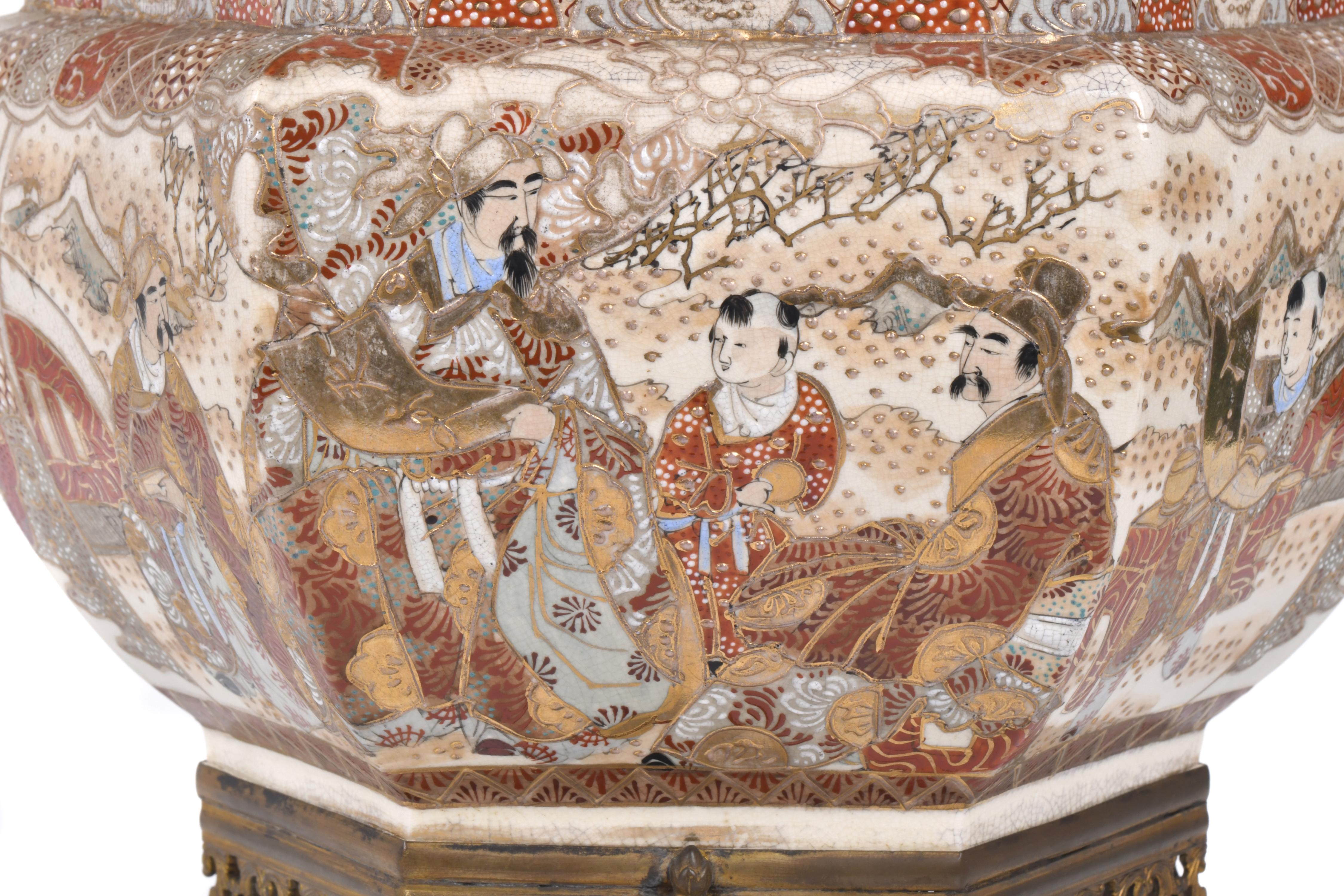 ESCUELA JAPONESA, SIGLO XIX. Centro en porcelana Kutani.