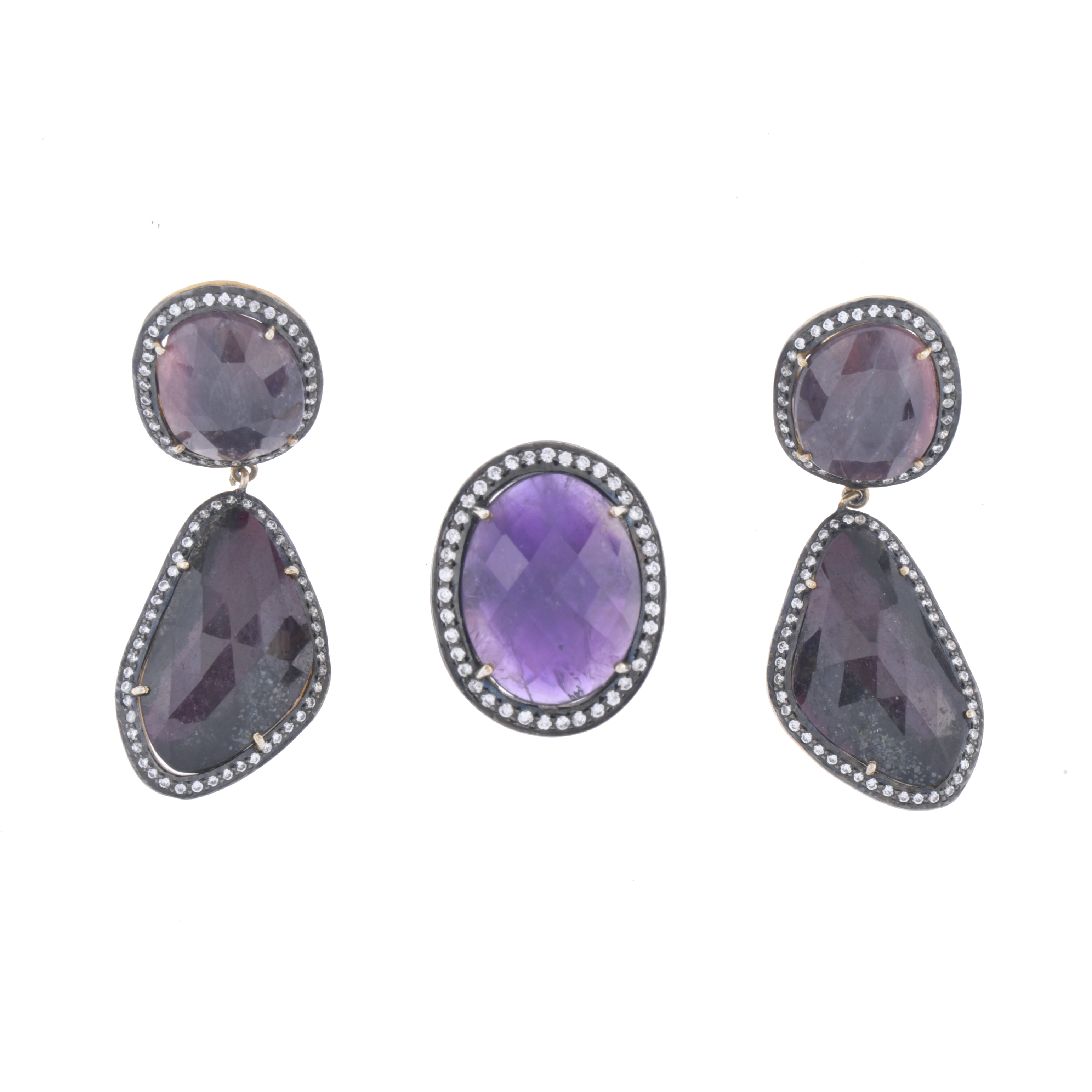 Conjunto de anillo y pendientes.
