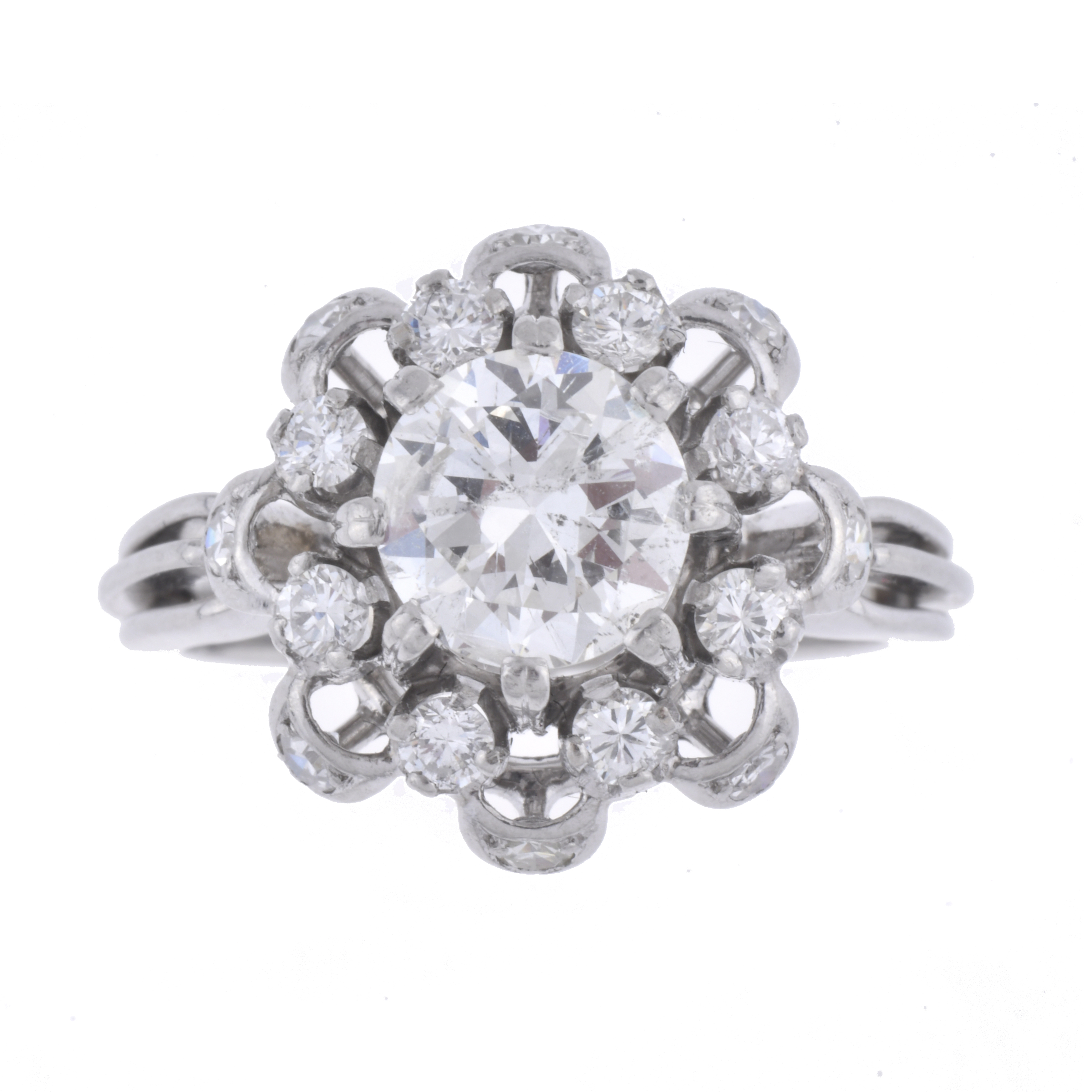 Anillo en forma floral con rosetón de diamantes.