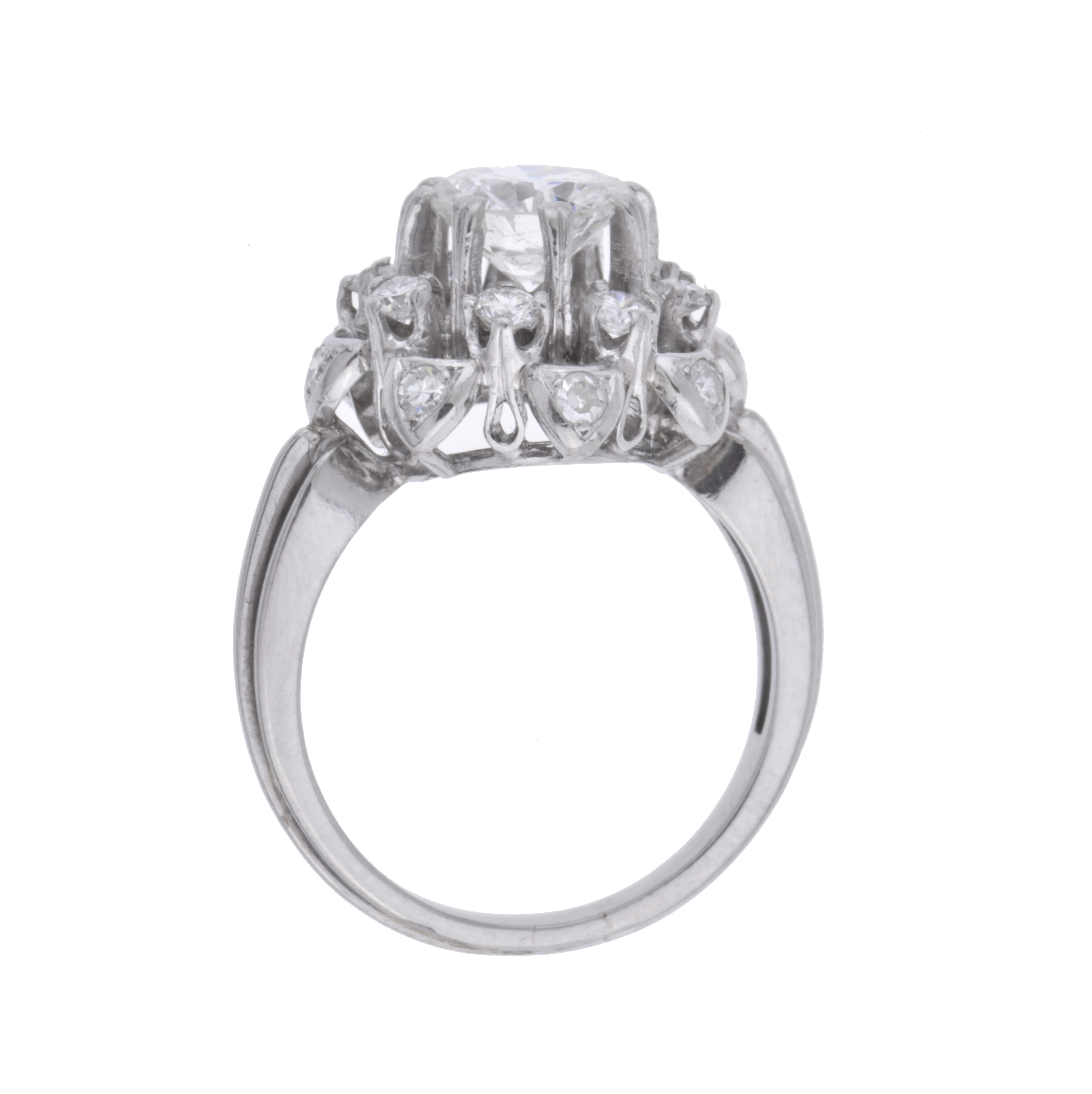 Anillo en forma floral con rosetón de diamantes.