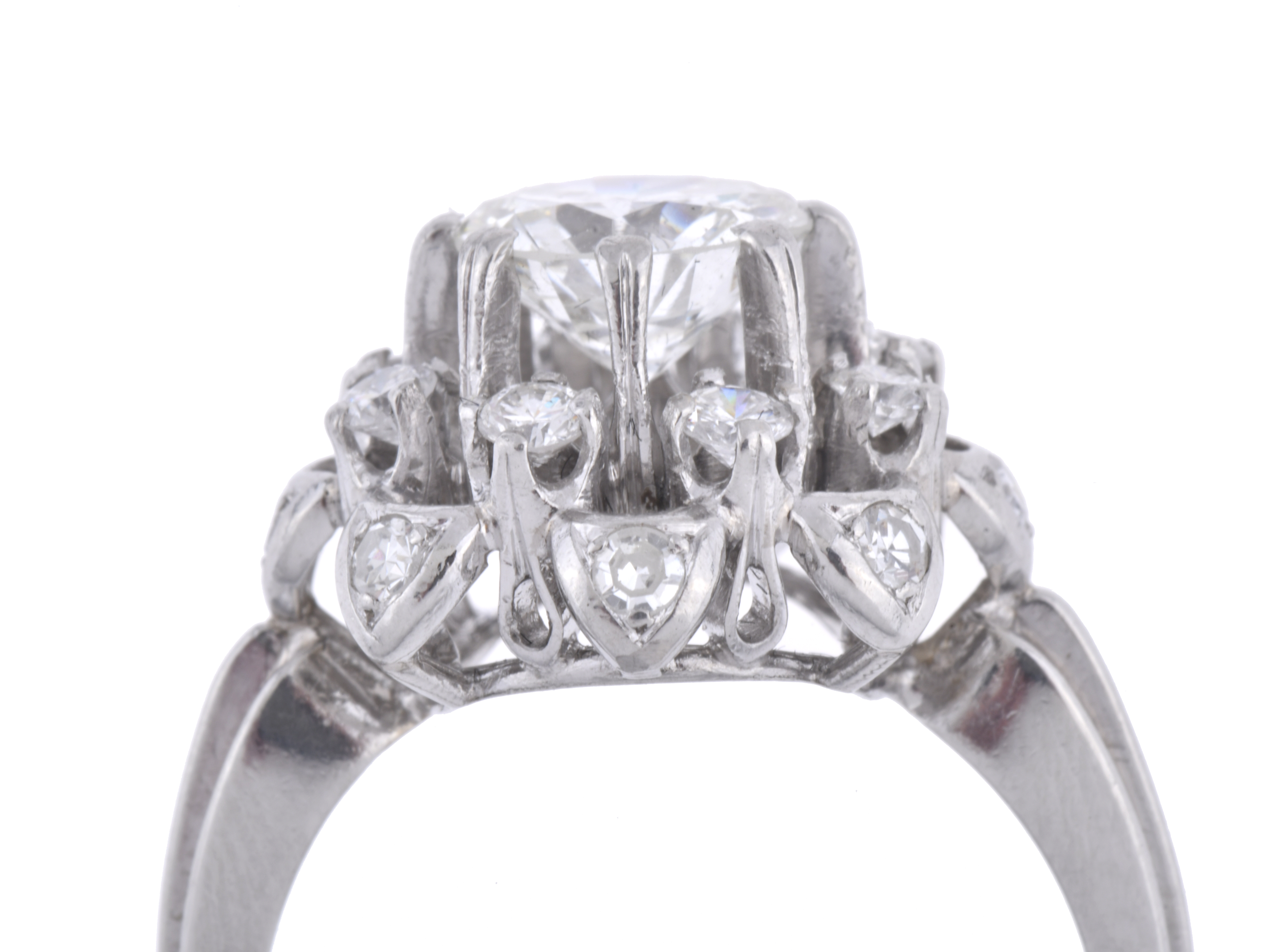 Anillo en forma floral con rosetón de diamantes.