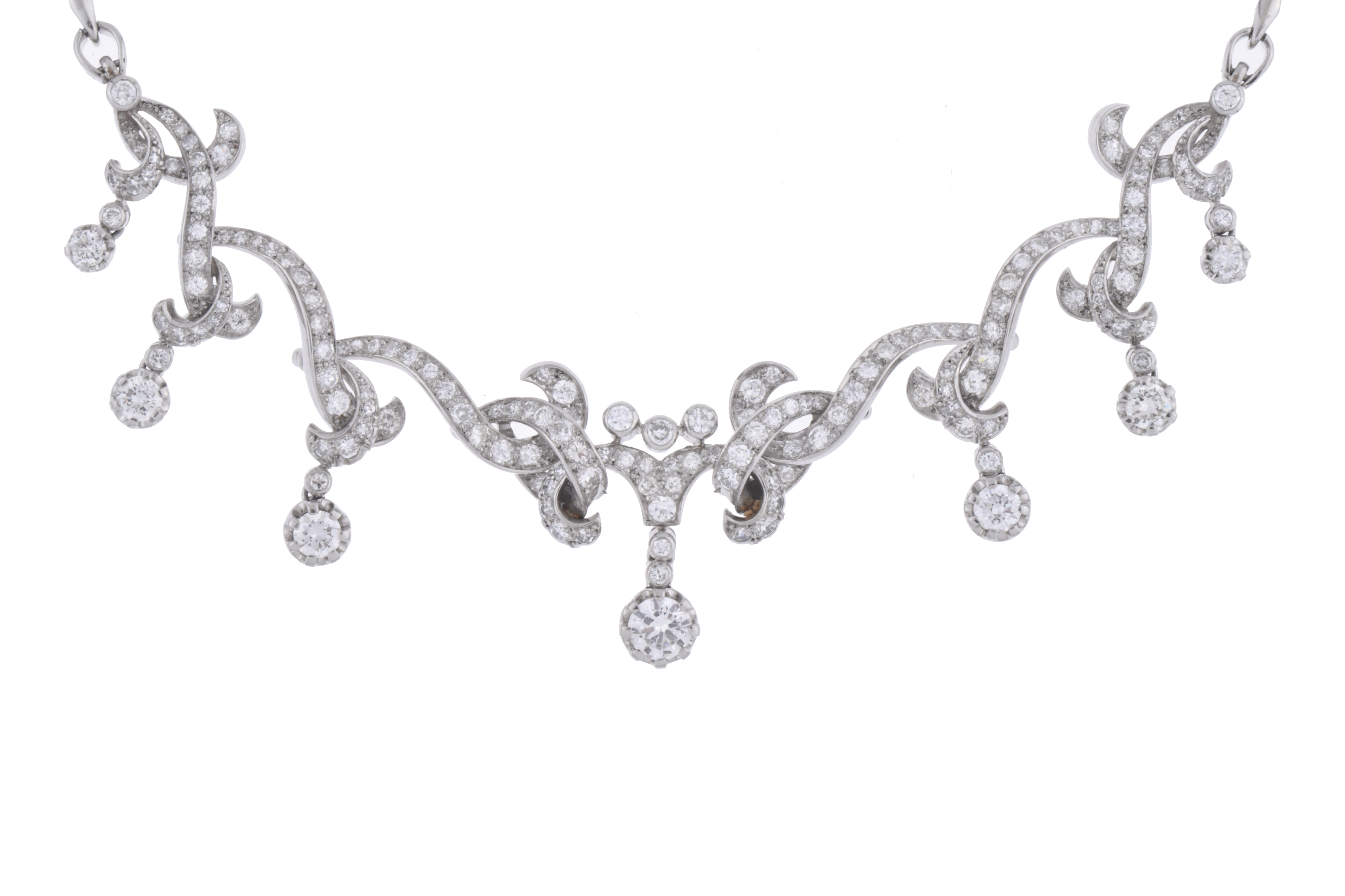 Collar semi rígido con diamantes.