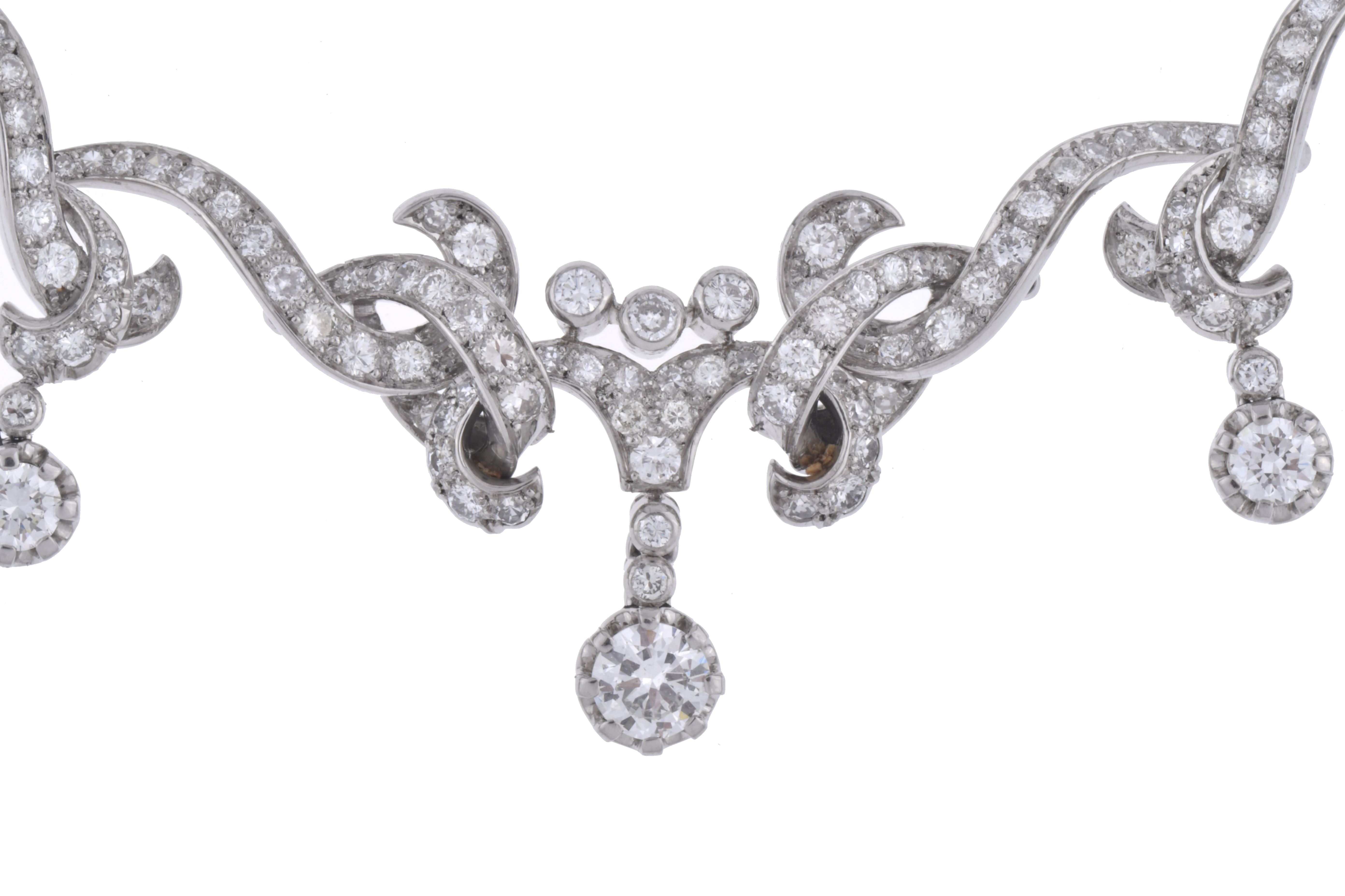 Collar semi rígido con diamantes.
