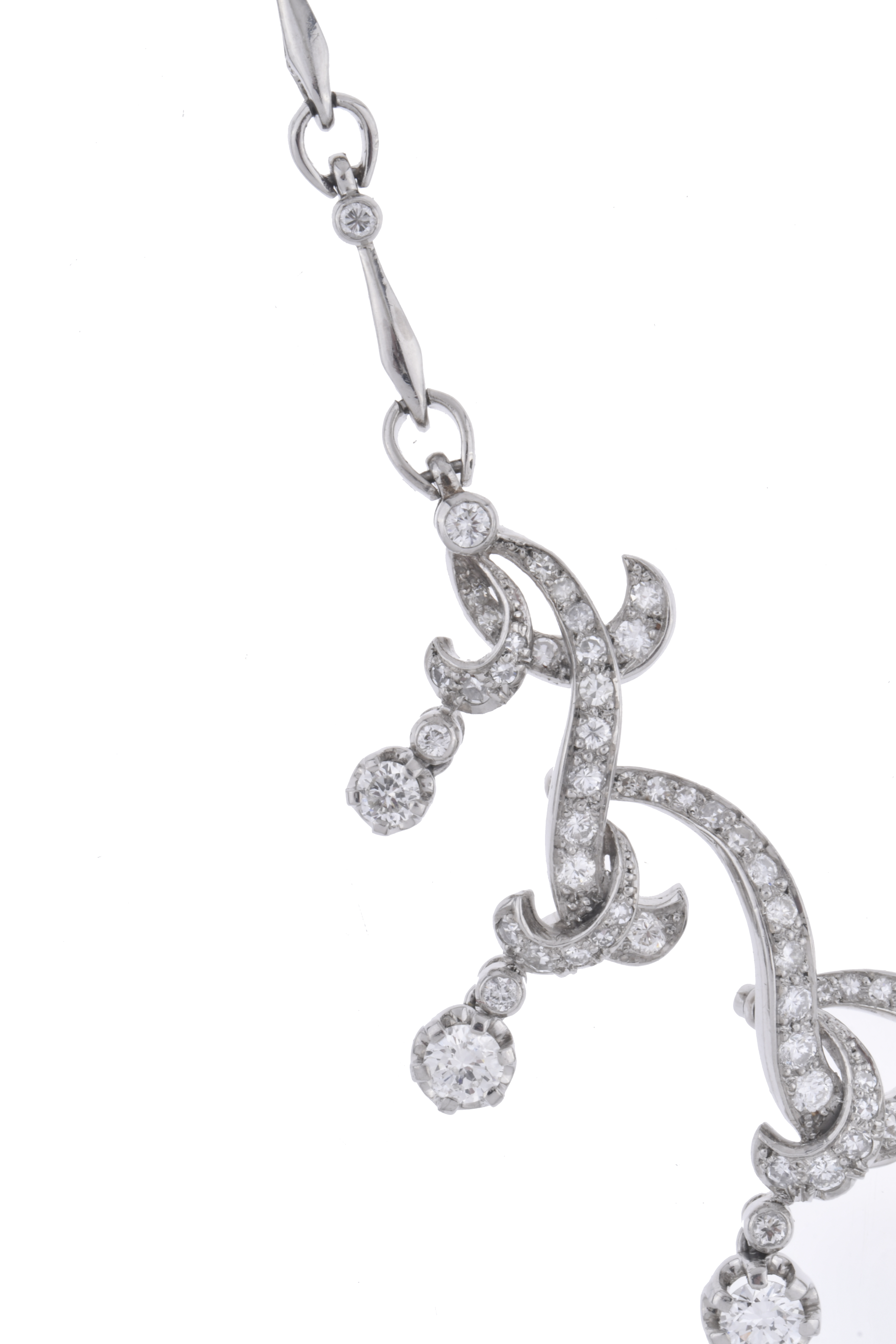 Collar semi rígido con diamantes.