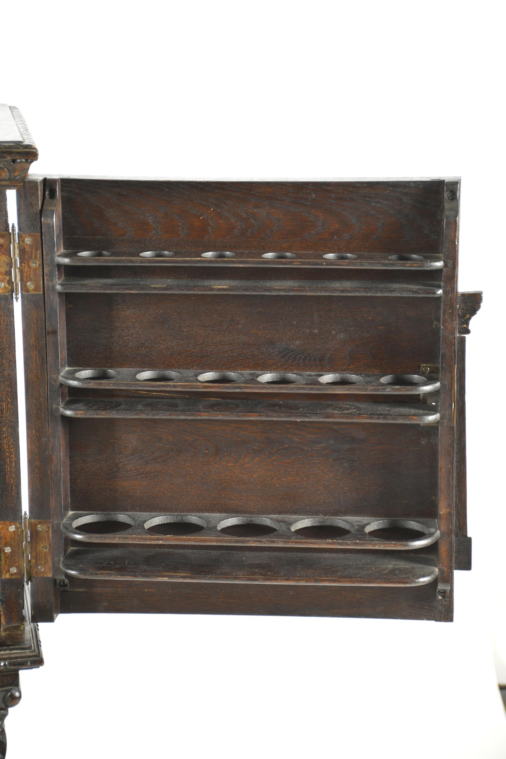Mueble aparador de estilo Renacentista, siglo XX.
