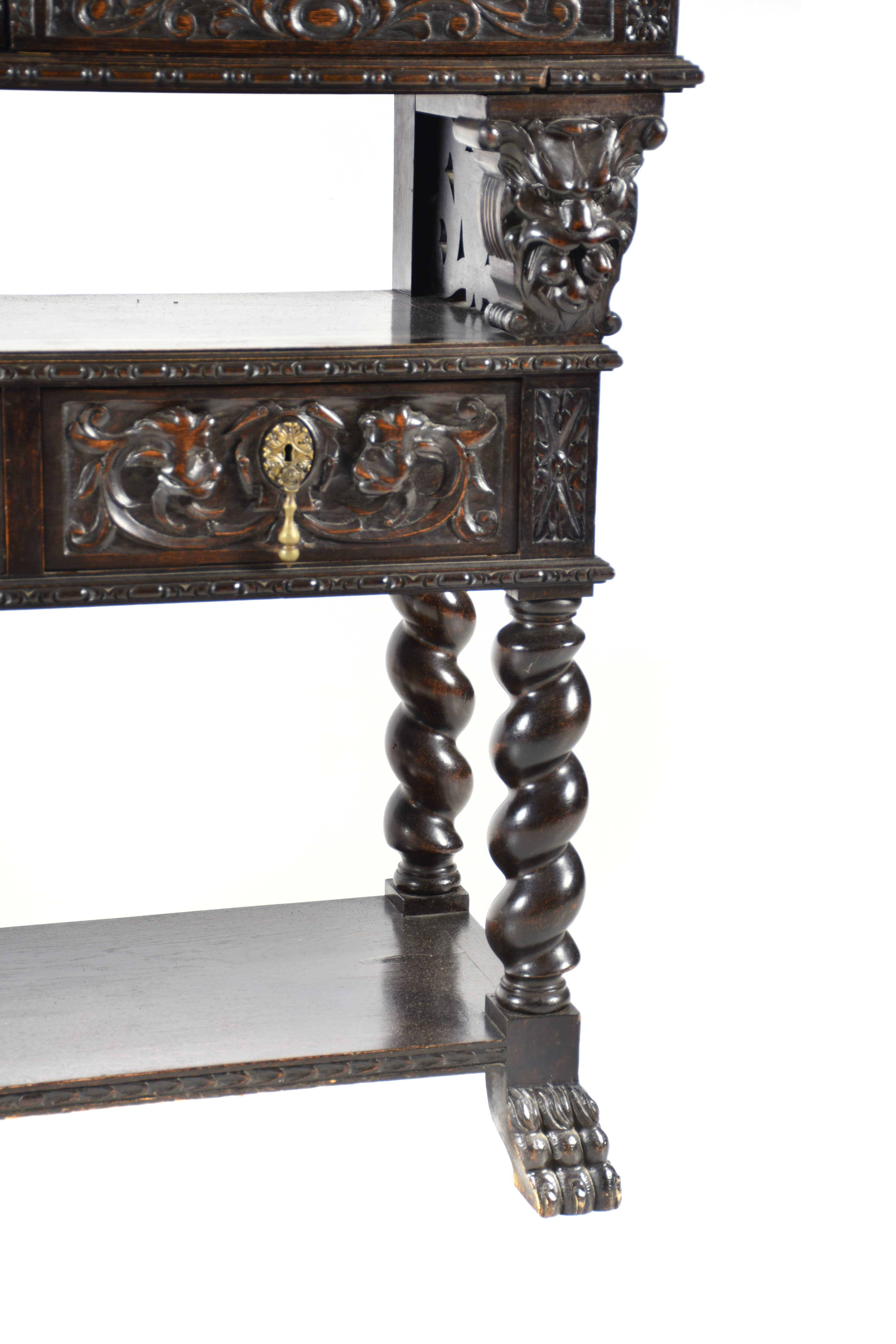 Mueble aparador de estilo Renacentista, siglo XX.