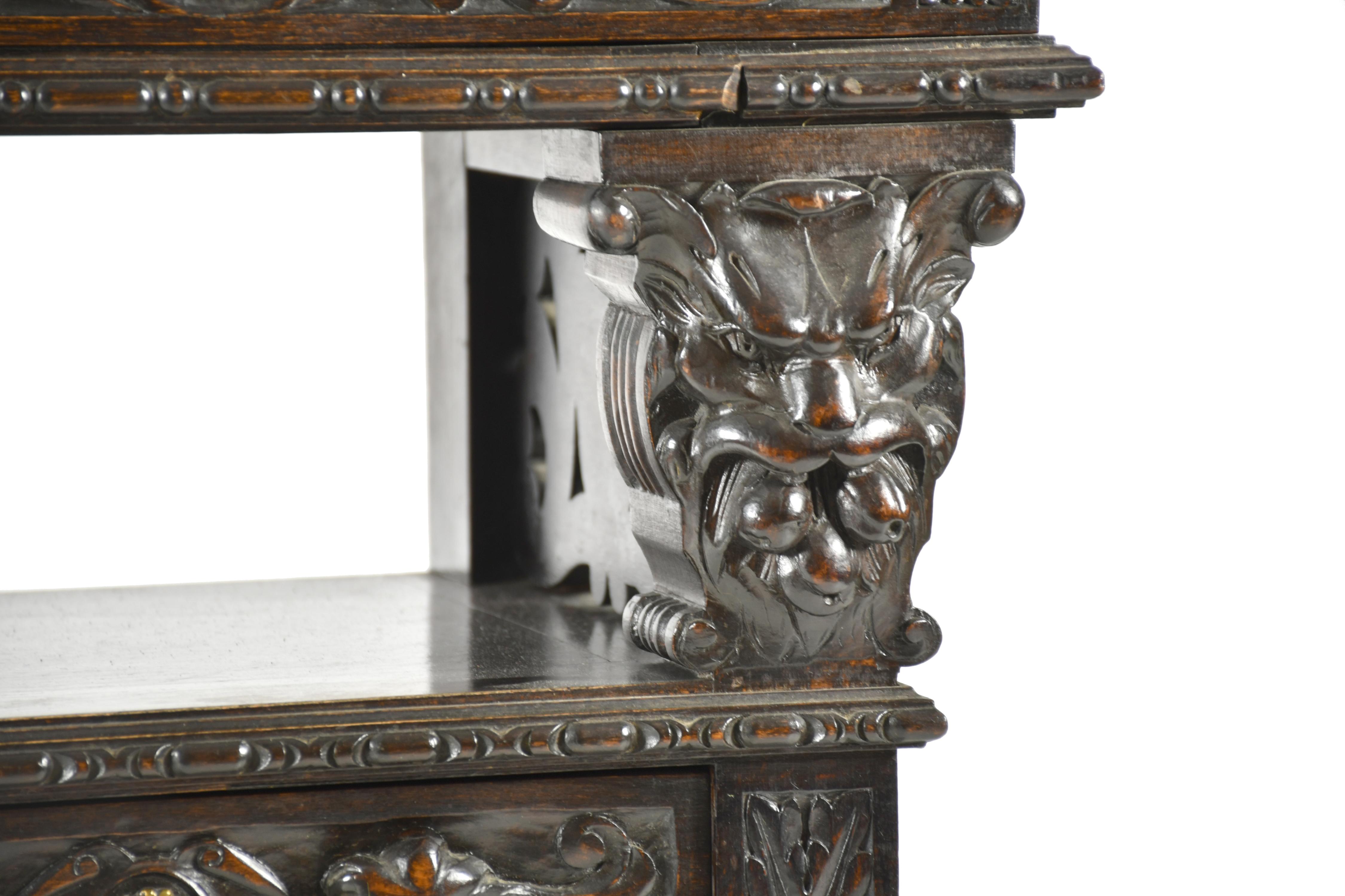 Mueble aparador de estilo Renacentista, siglo XX.