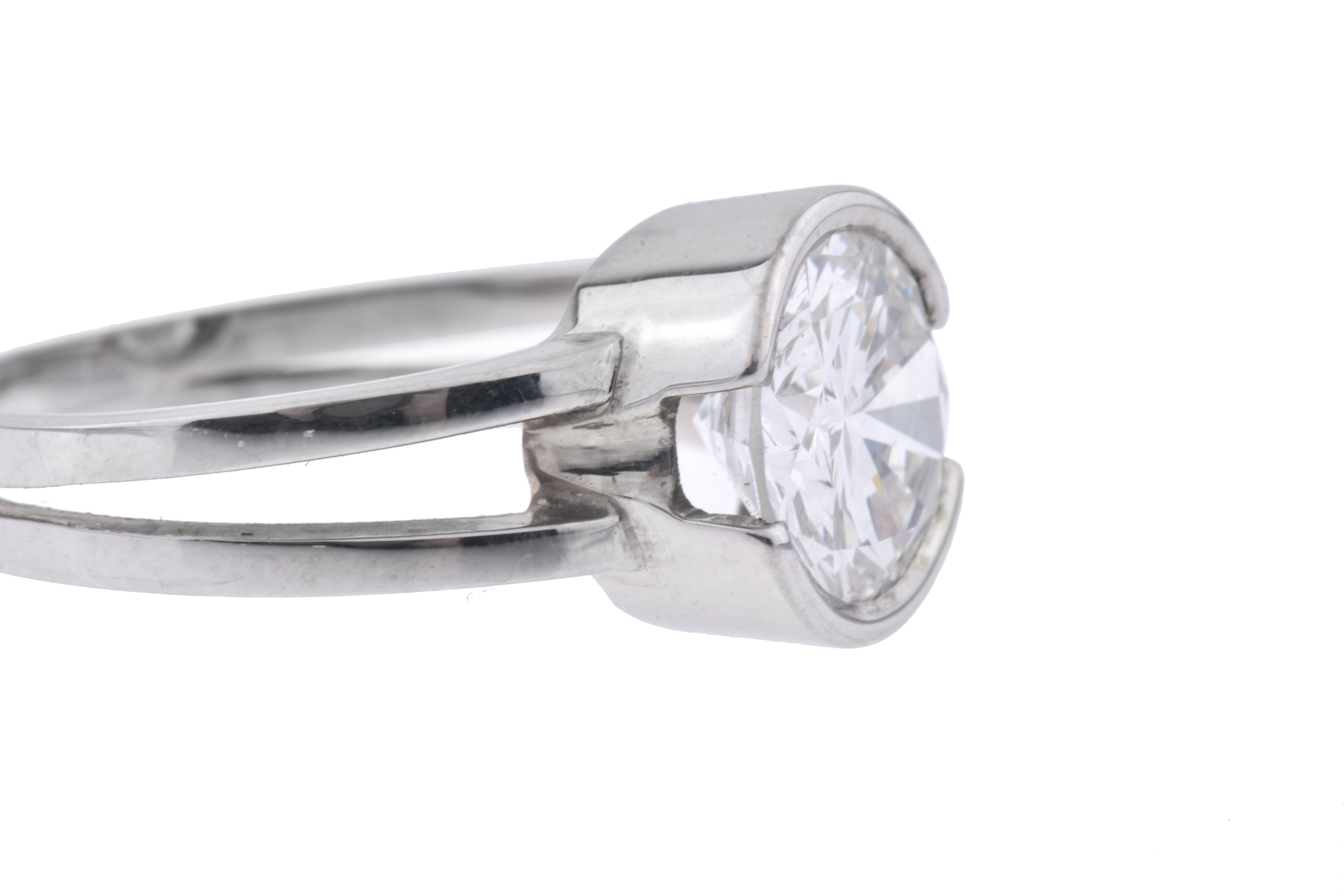 Anillo solitario con diamante.