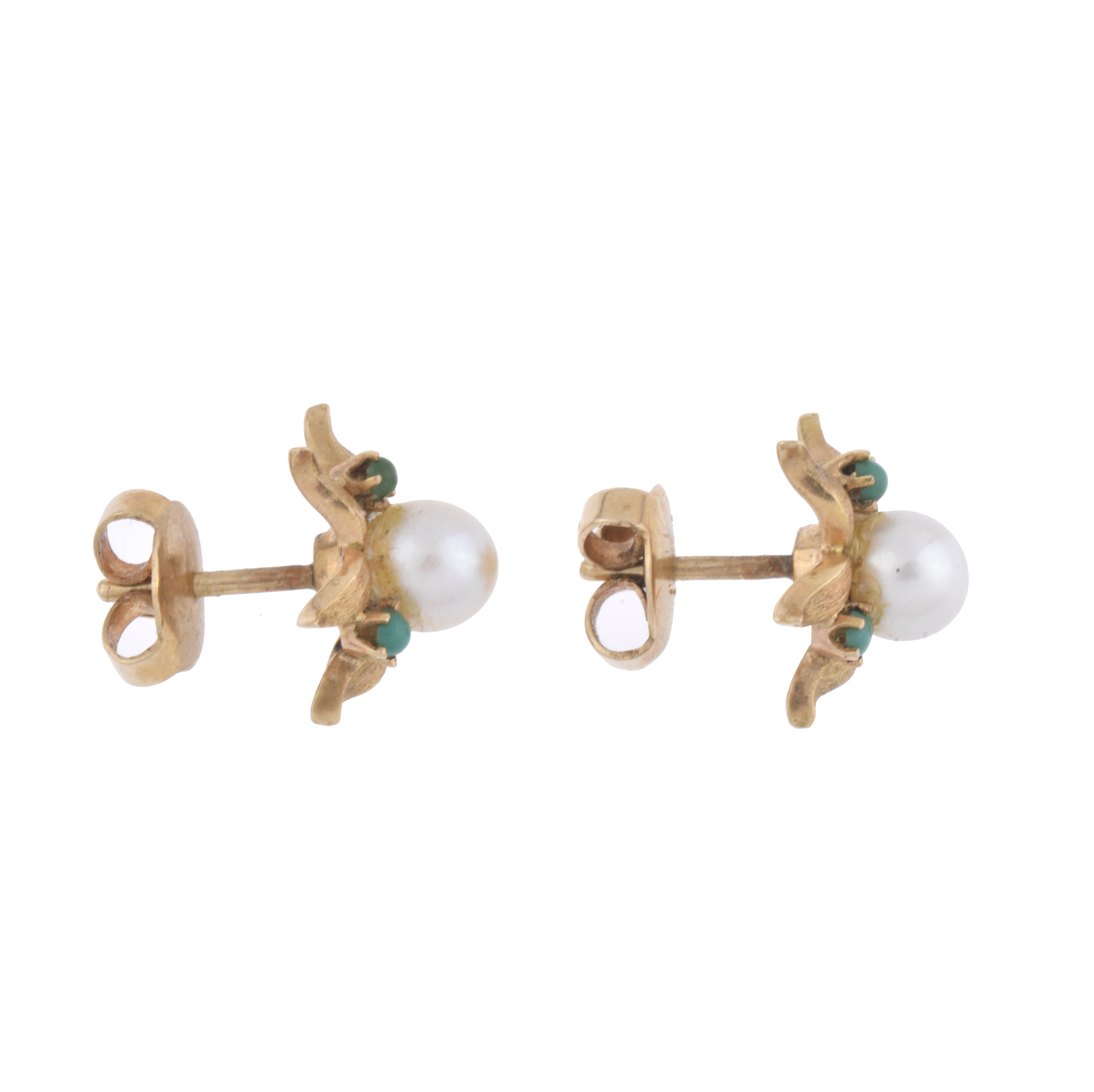 Pendientes en forma de flor con perlas y turquesas.