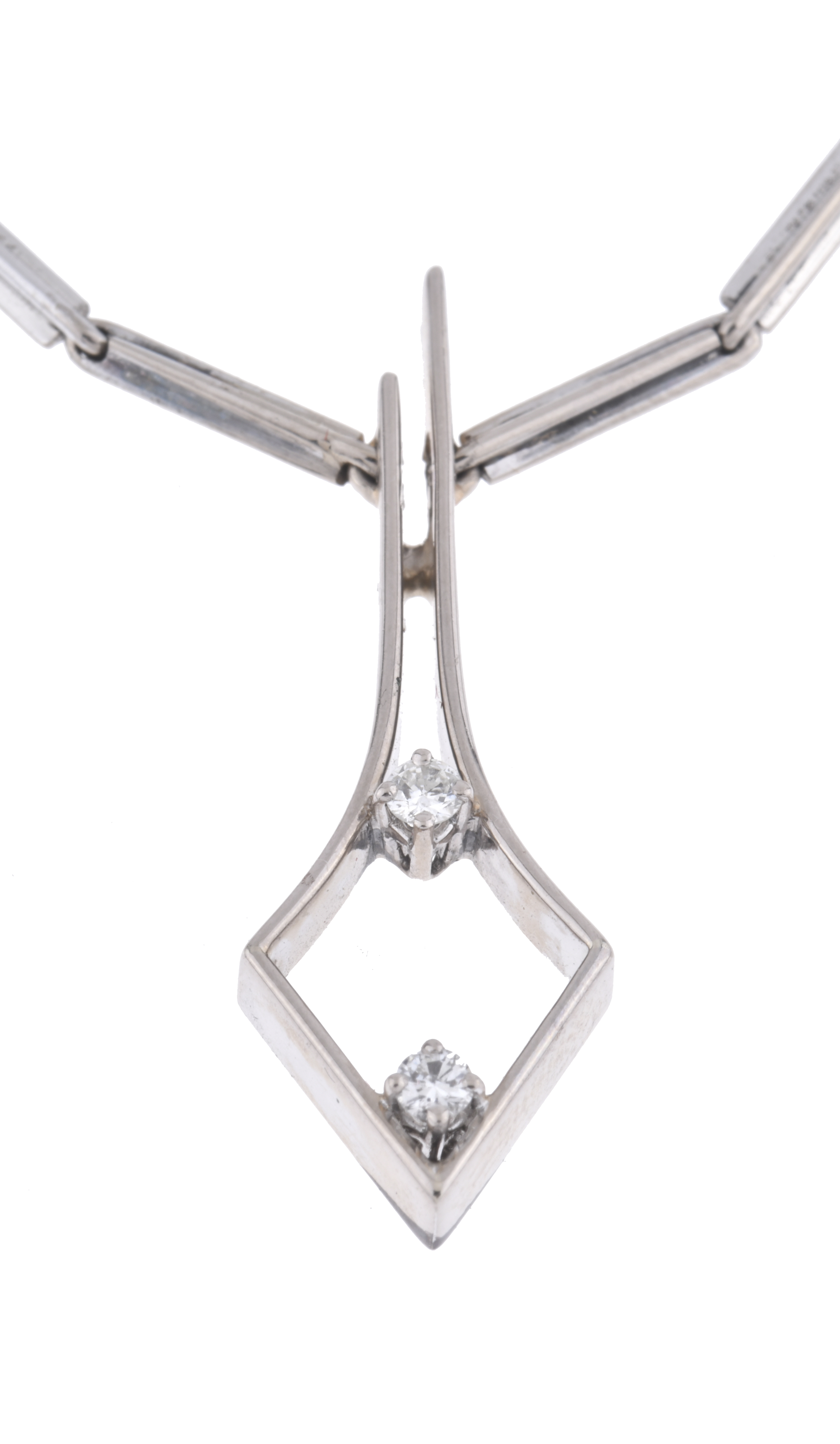 Collar con diamantes.