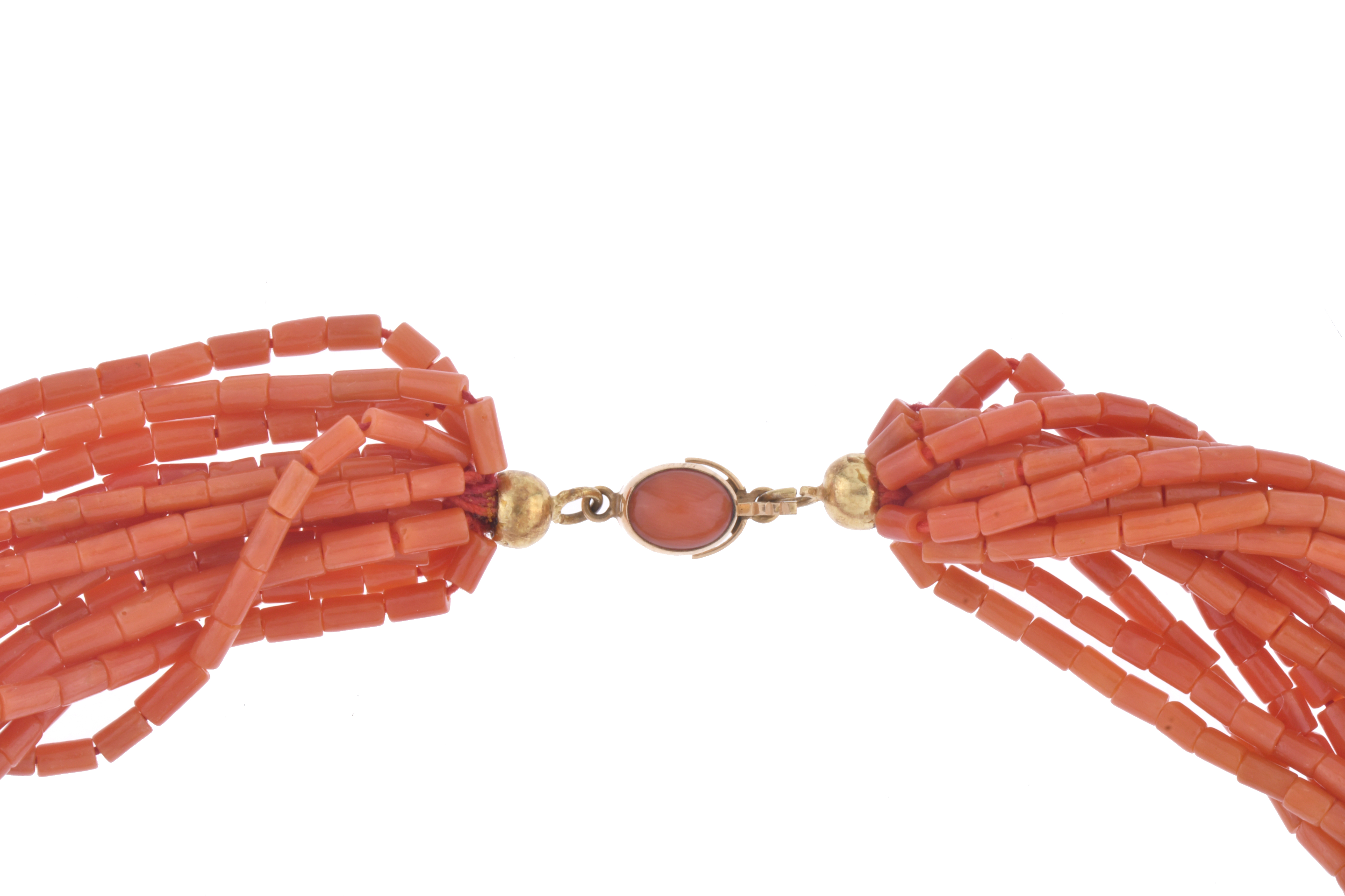 Collar de catorce hilos en coral rojo. 