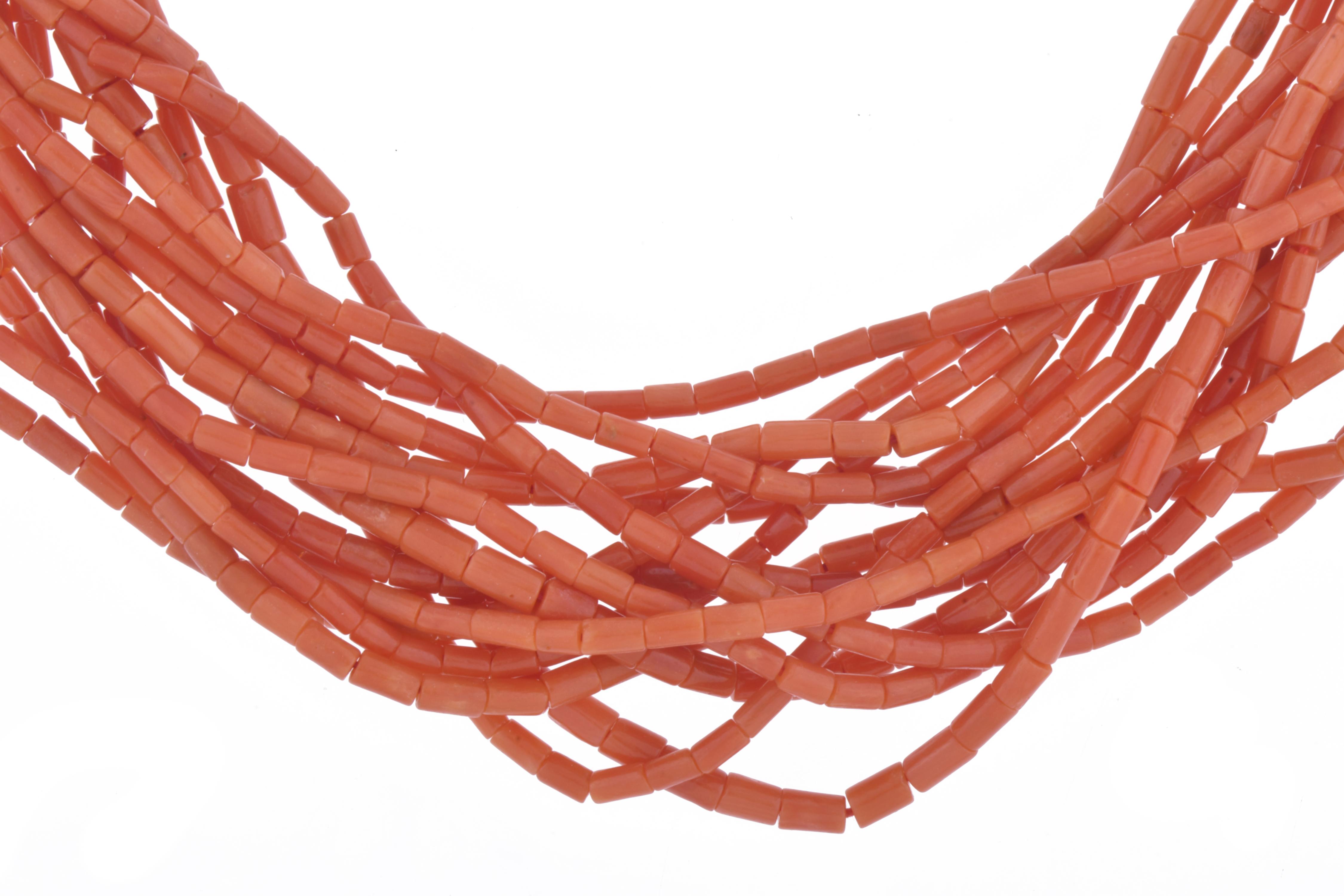 Collar de catorce hilos en coral rojo. 