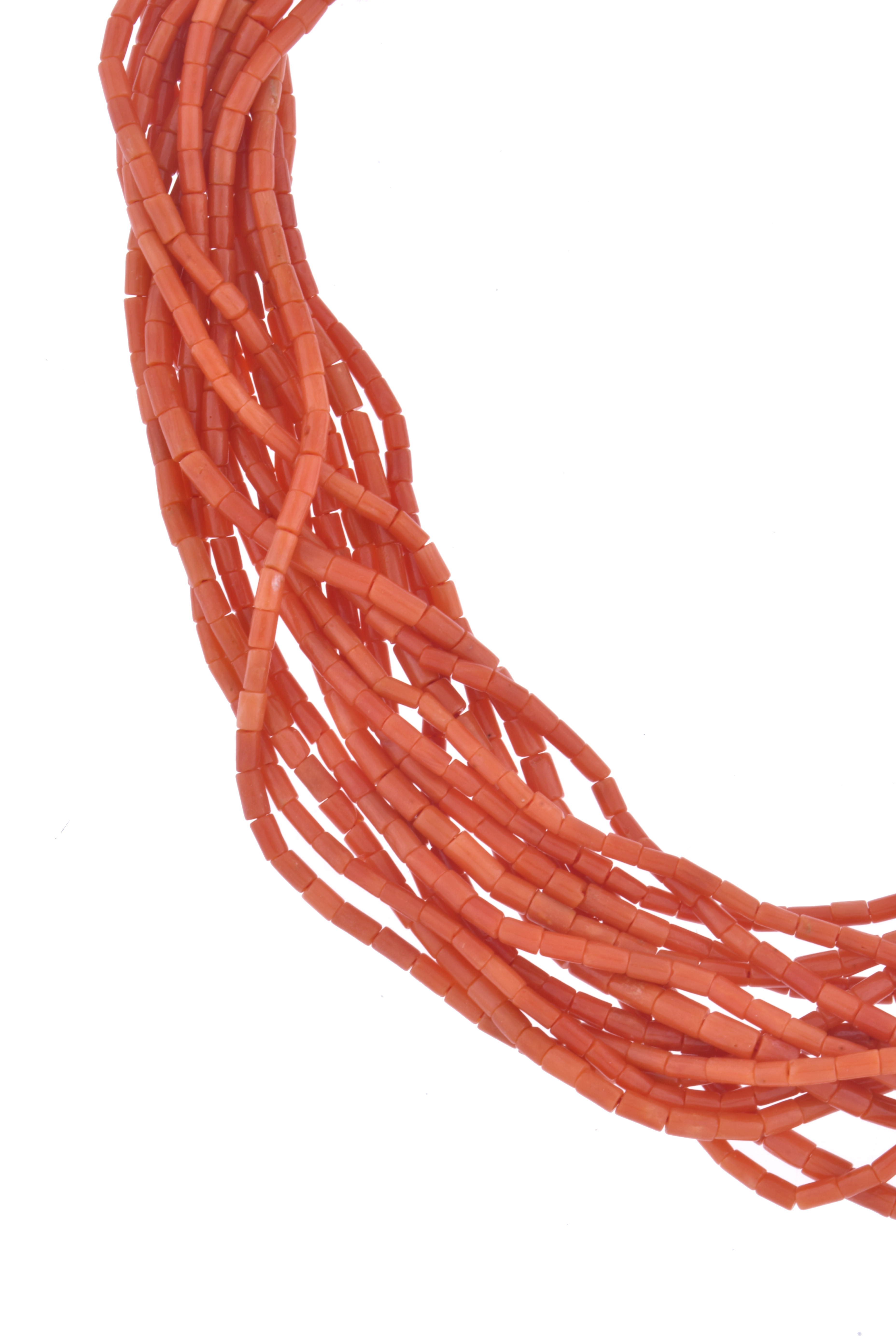 Collar de catorce hilos en coral rojo. 