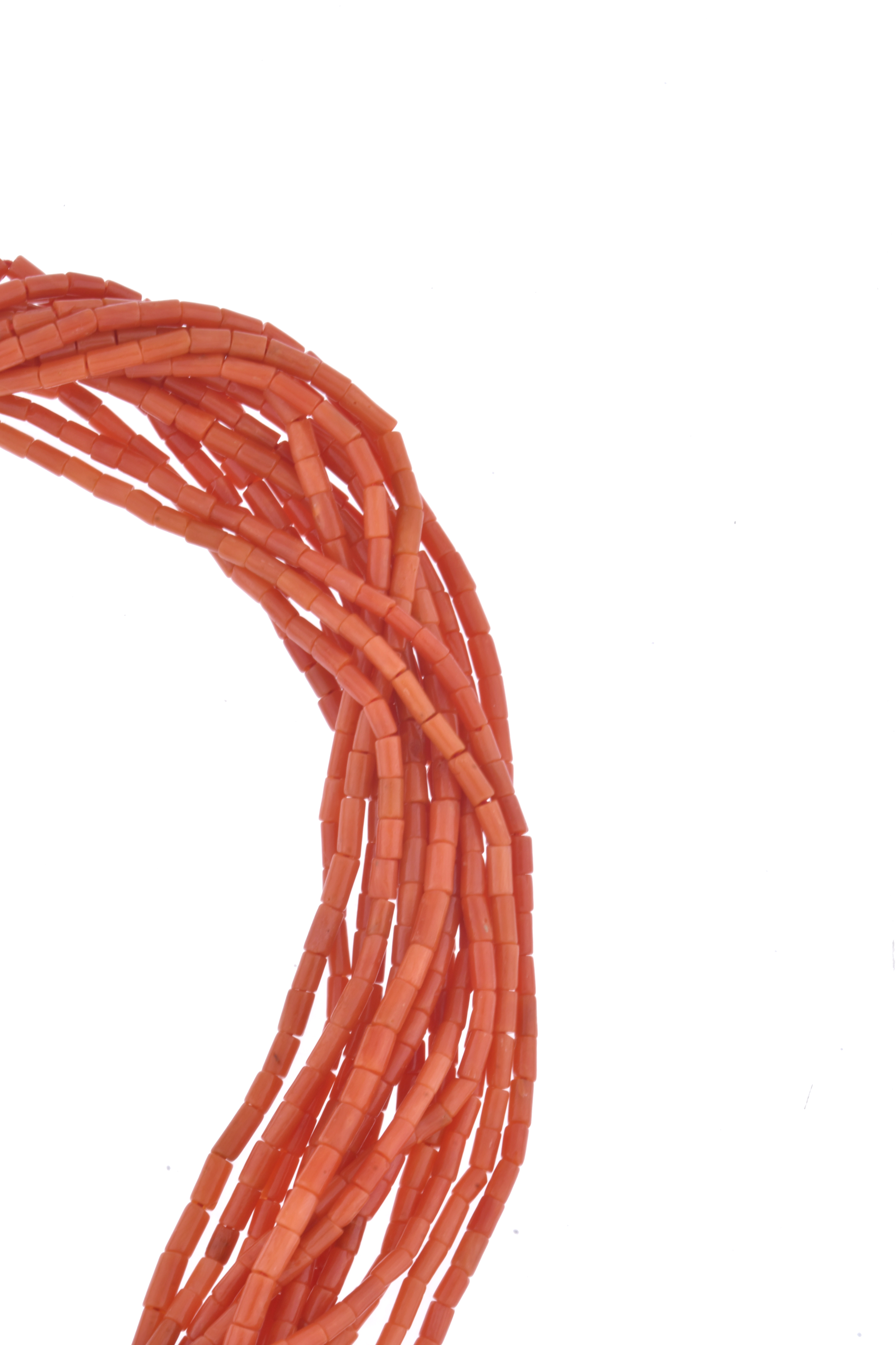 Collar de catorce hilos en coral rojo. 
