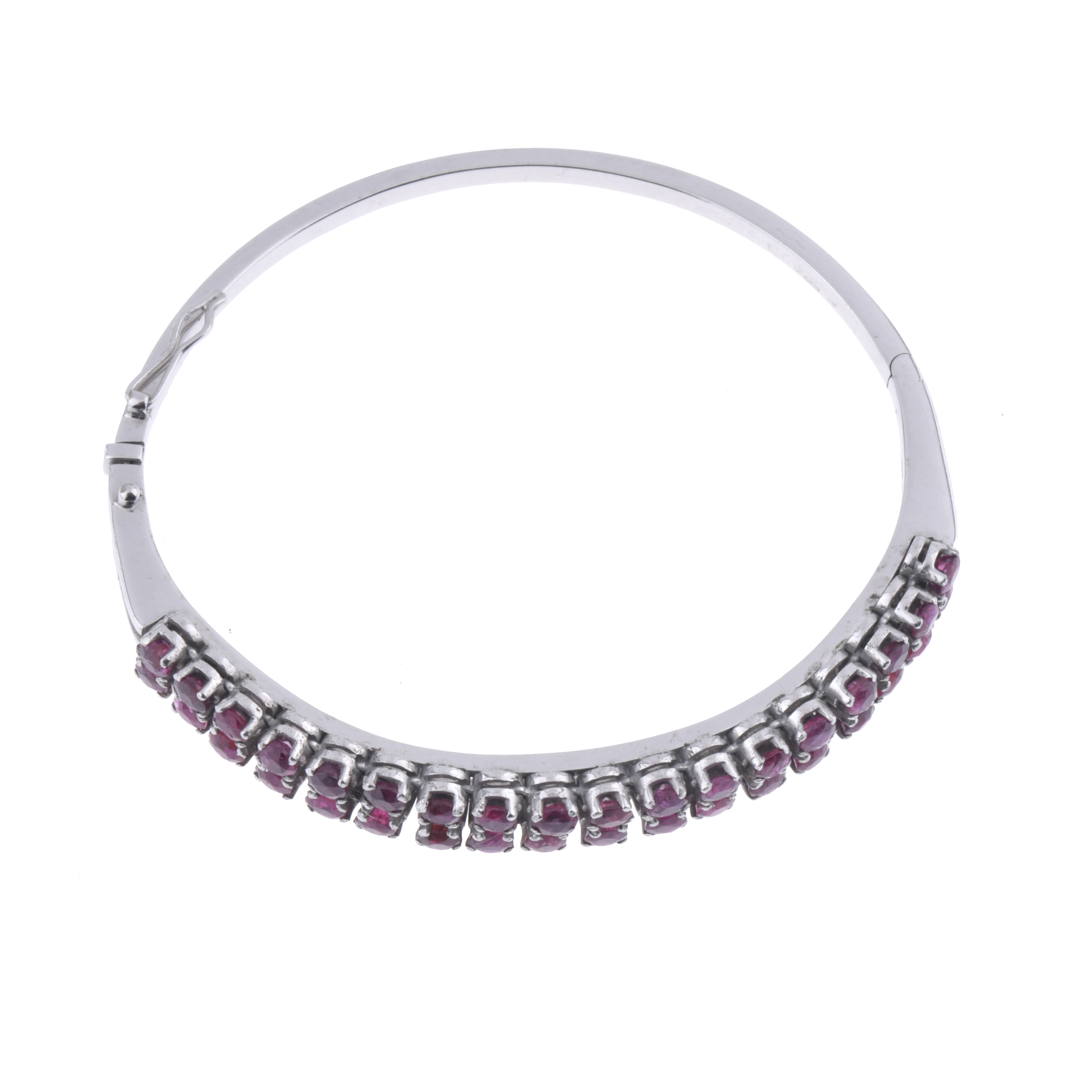 Brazalete semi - rígido con rubíes.