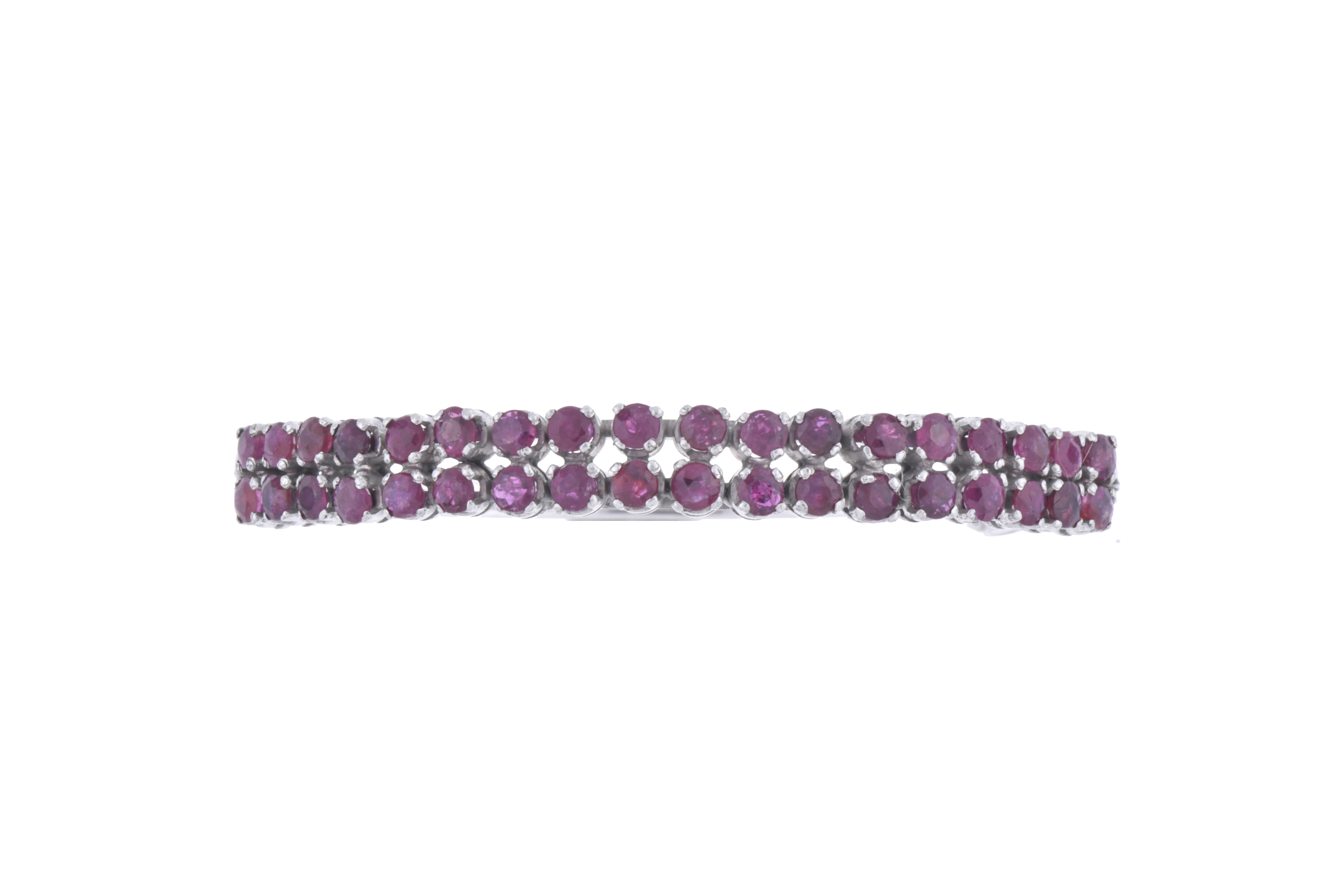 Brazalete semi - rígido con rubíes.