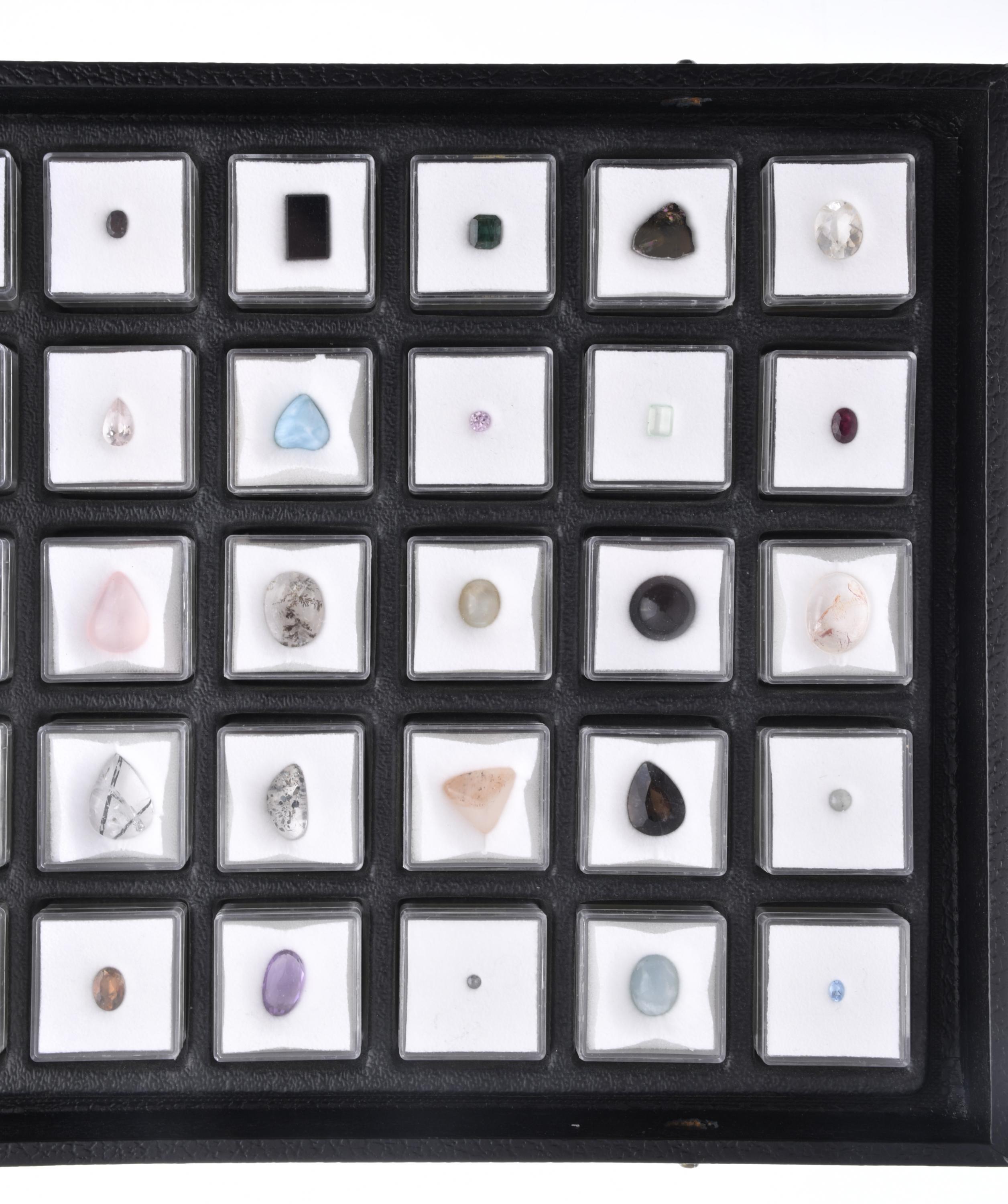 Colección de cincuenta gemas y piedras preciosas.