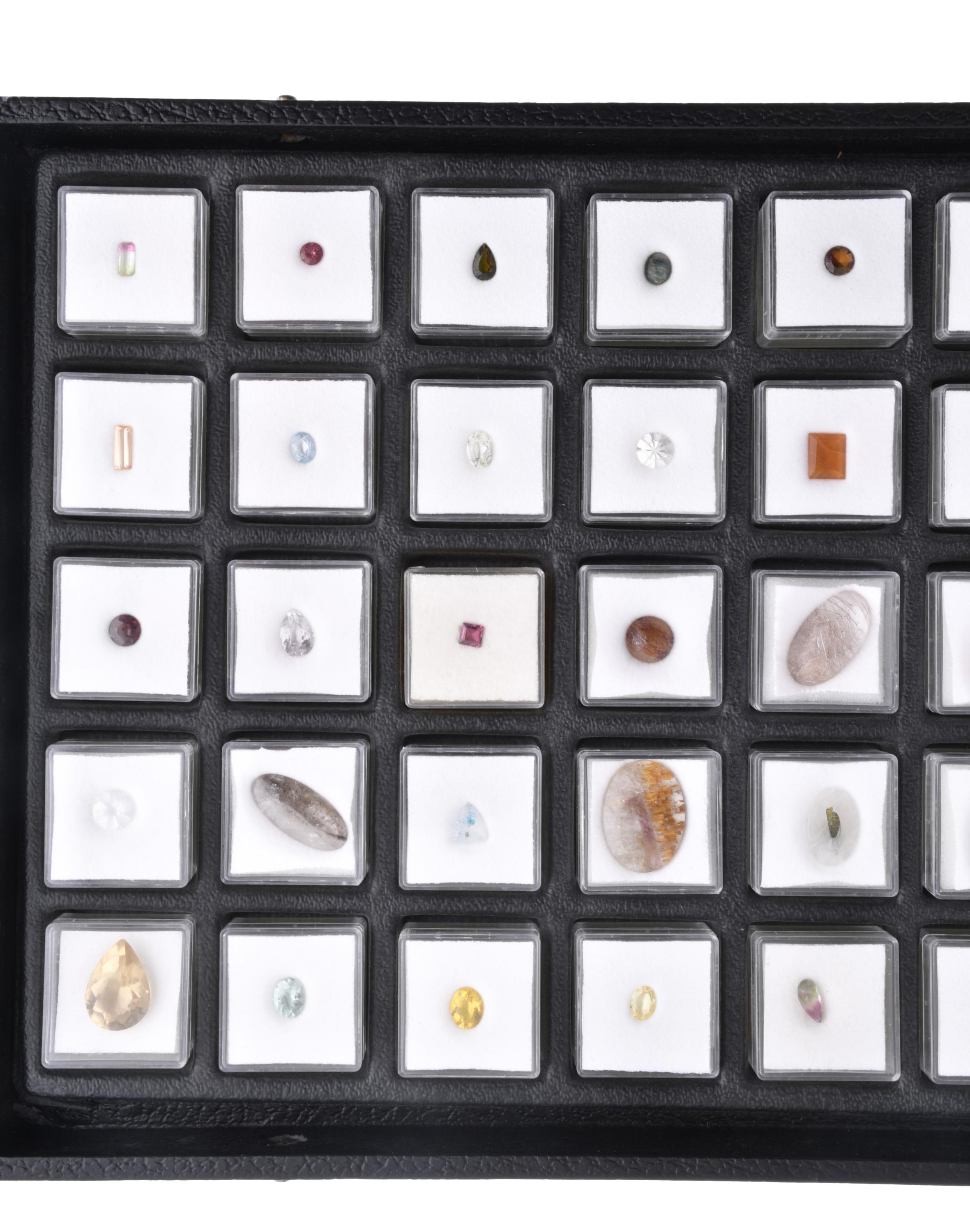 Colección de cincuenta gemas y piedras preciosas.