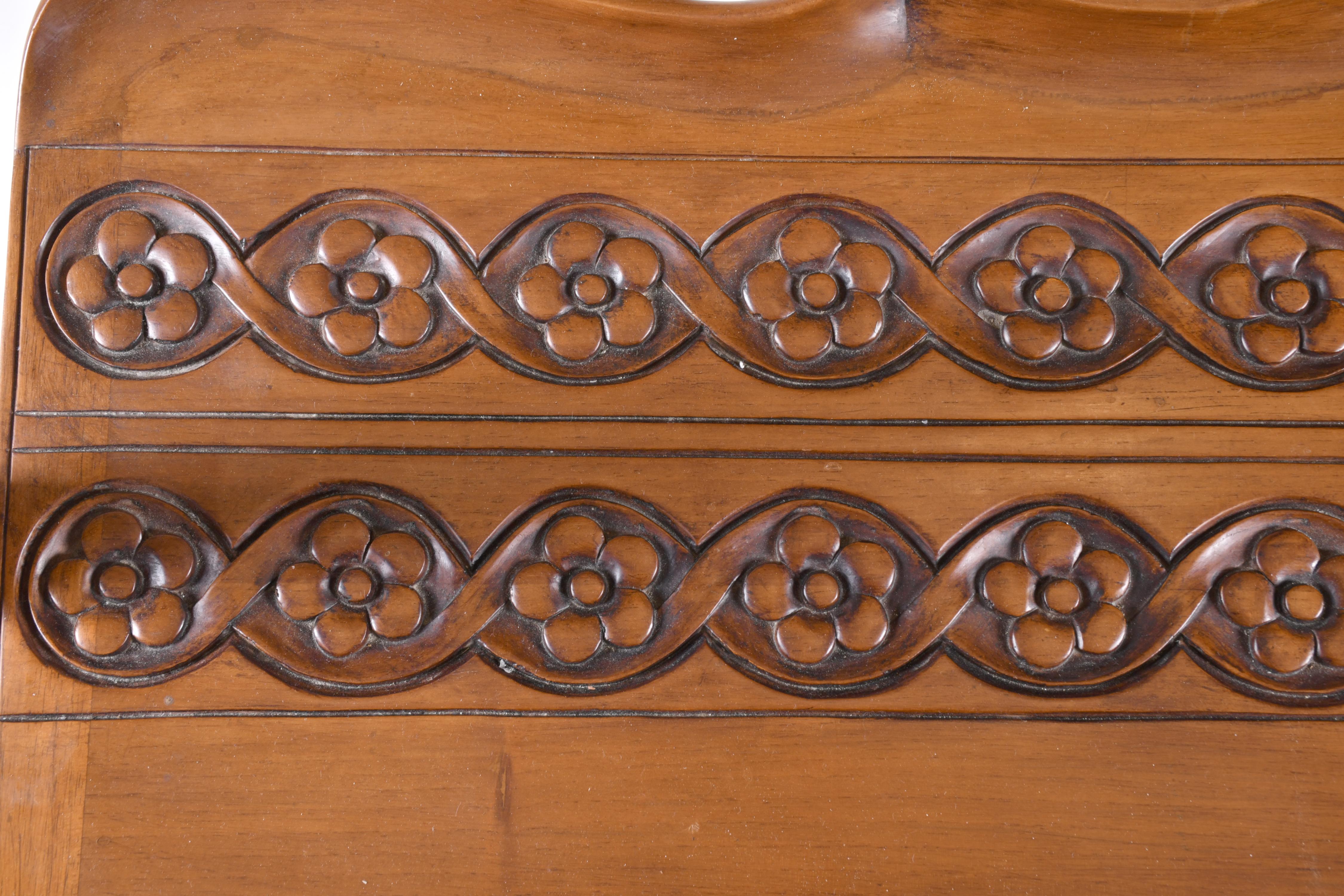 SIGUIENDO MODELOS DE ANTONI GAUDí (1852 - 1926).  Banco "Ca