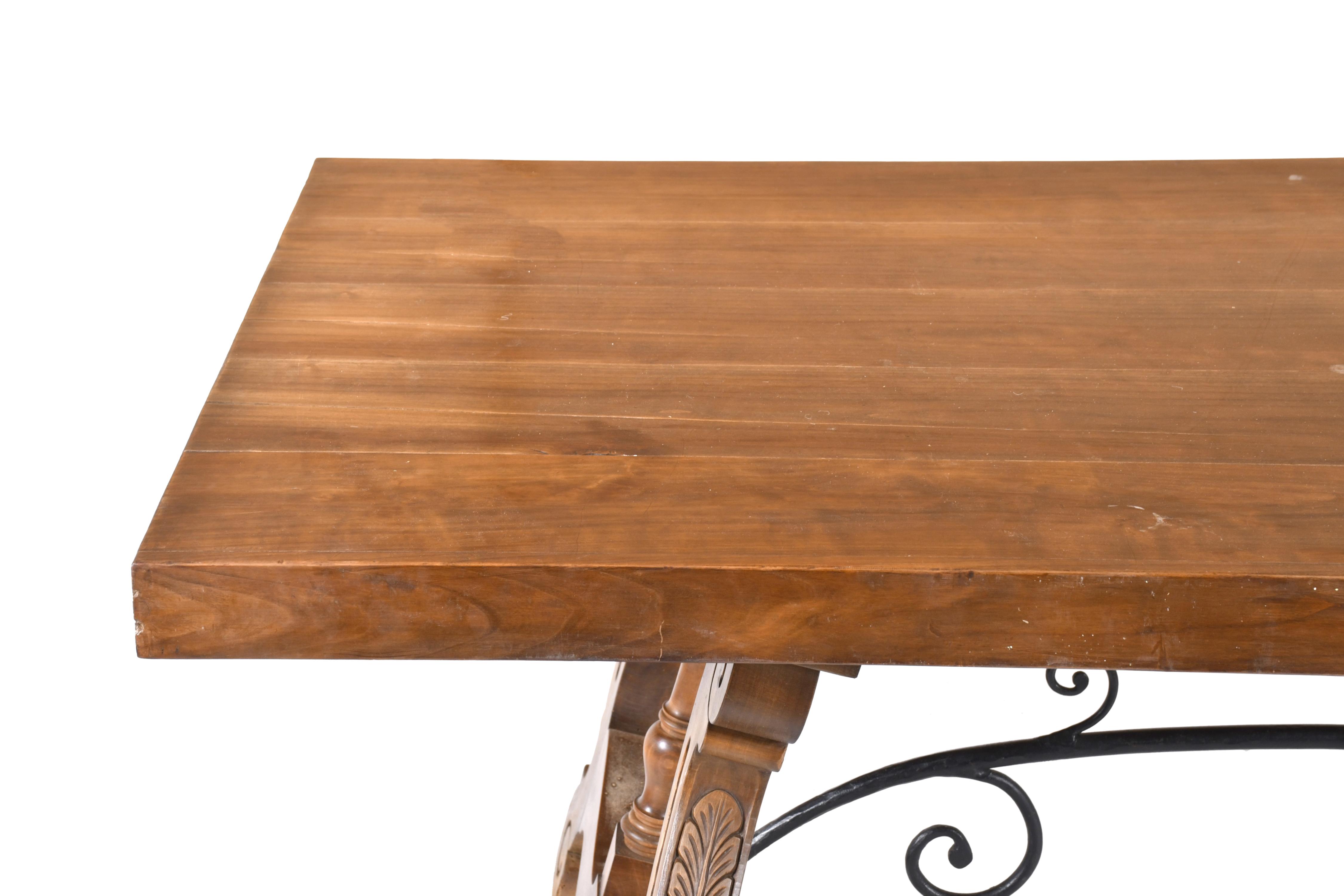 Mesa con patas de lira, siglo XX. 