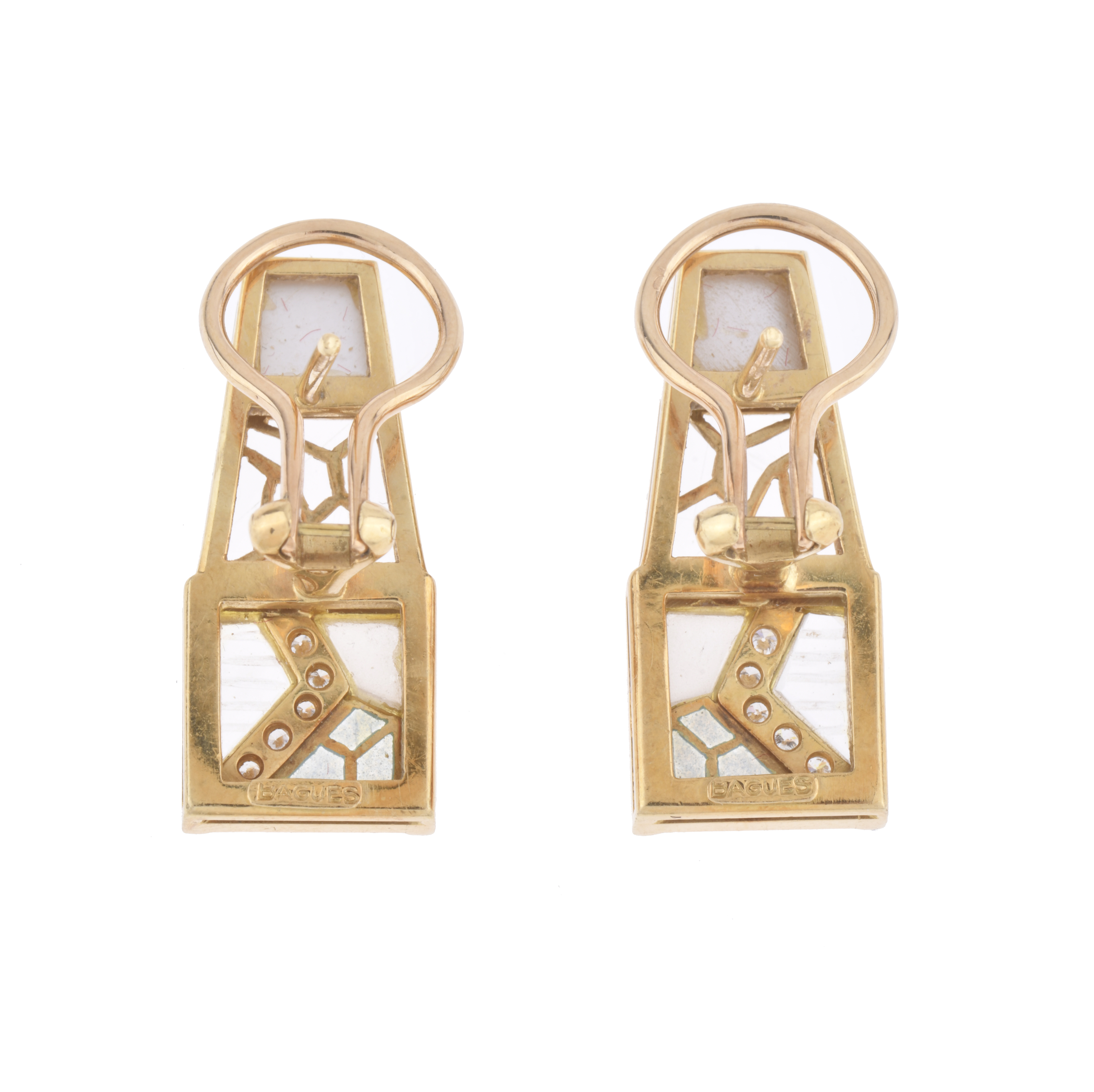 Bagués. Pendientes con diamantes, esmalte y madre perla.