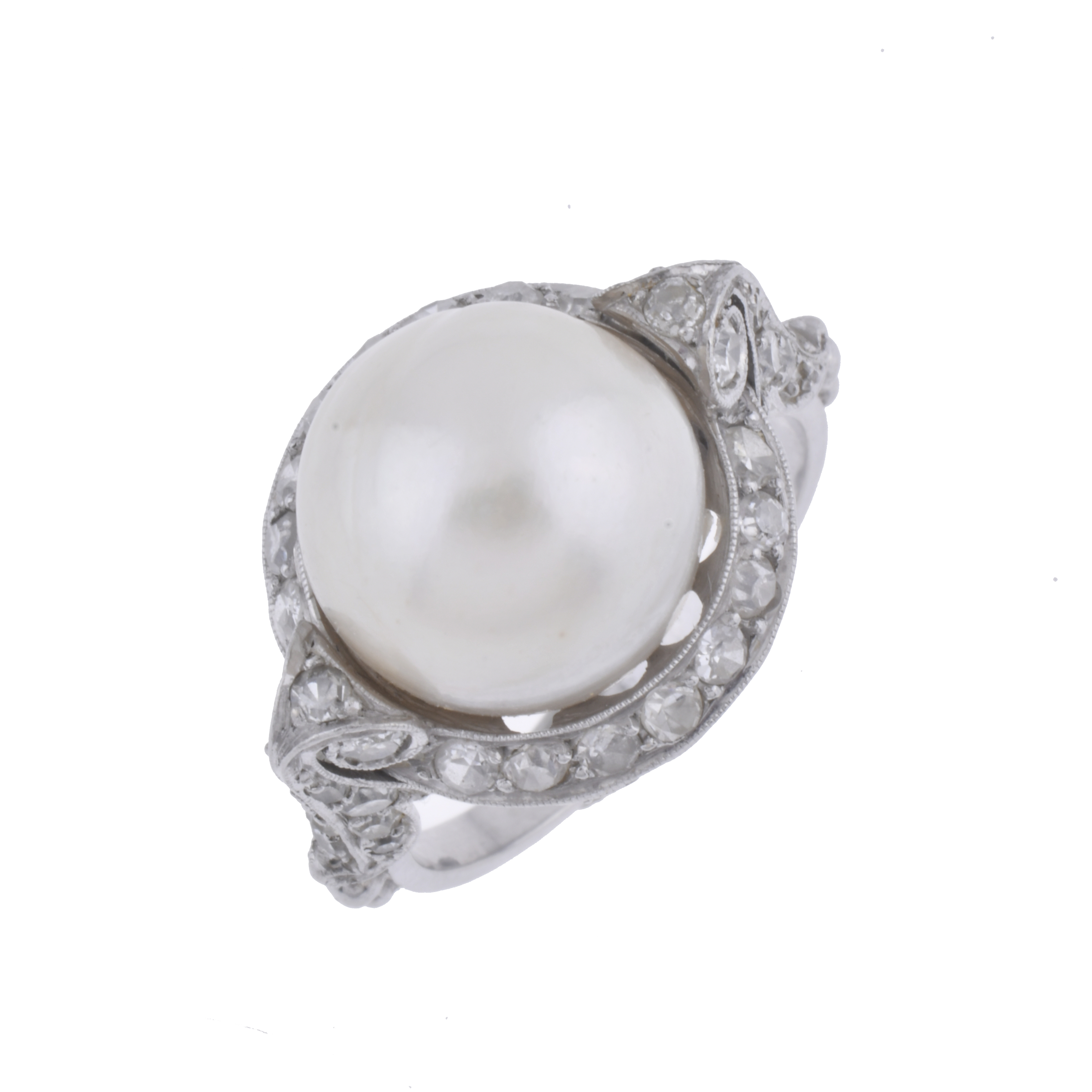 Anillo años 20 con perla central y diamantes. Probablemente