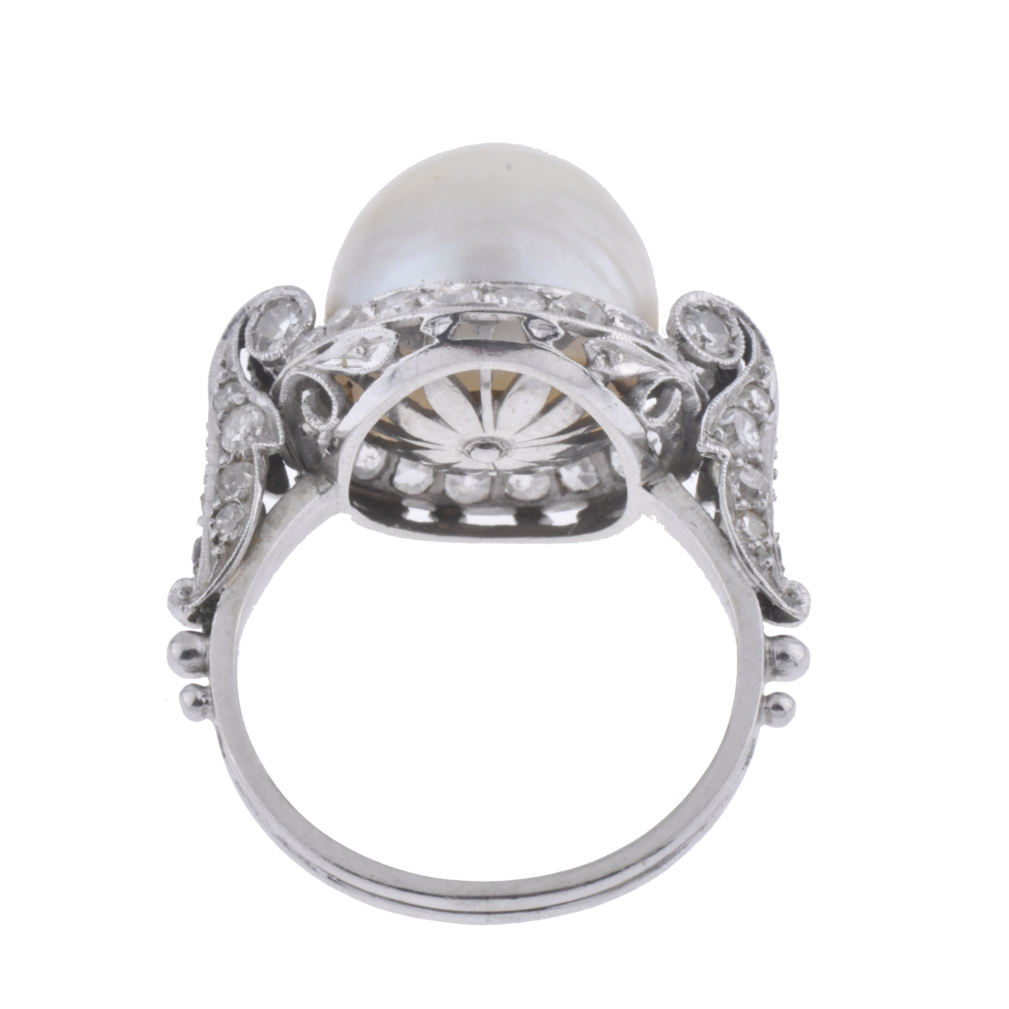 Anillo años 20 con perla central y diamantes. Probablemente