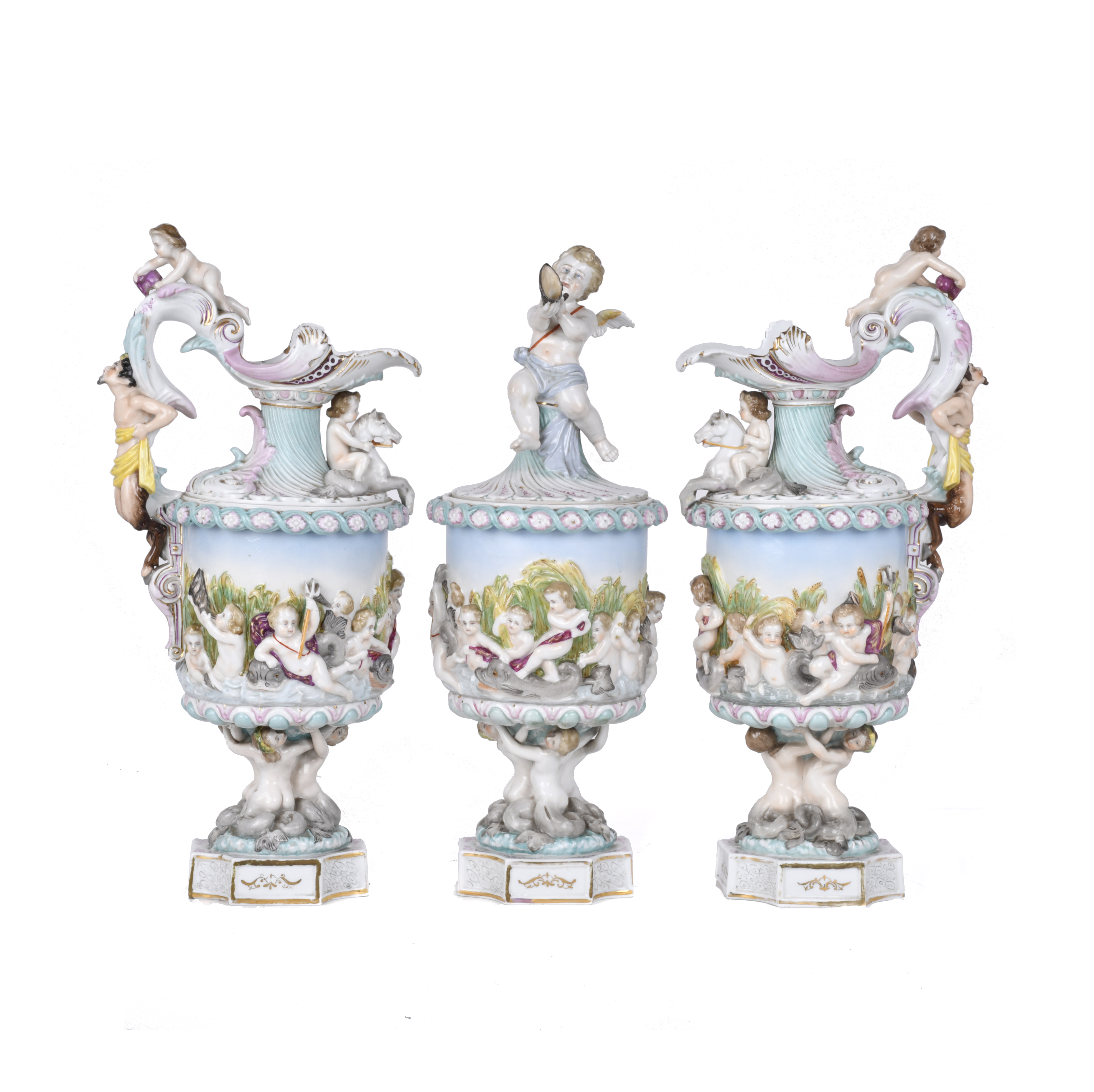 Pareja de jarras y copa en porcelana tipo Capodimonte, sigl