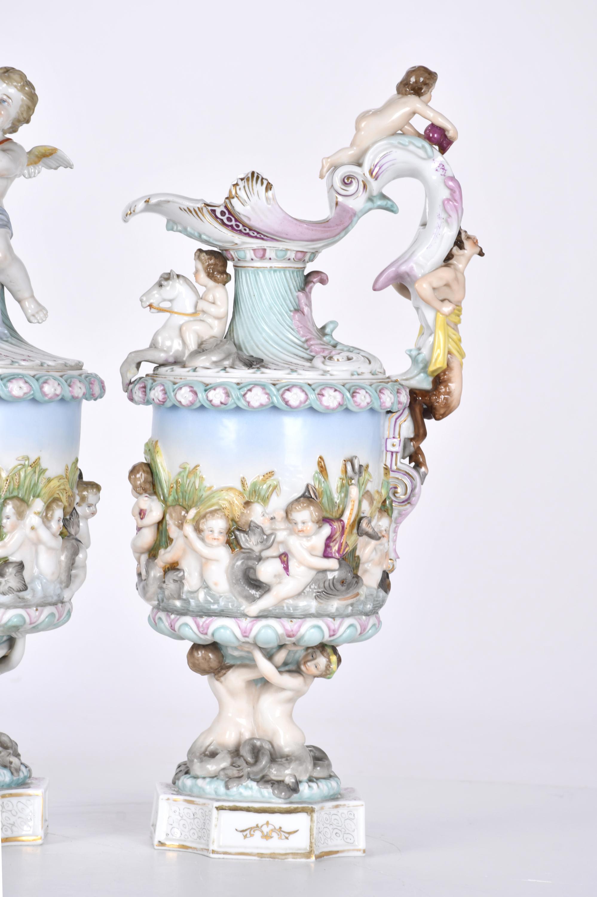 Pareja de jarras y copa en porcelana tipo Capodimonte, sigl