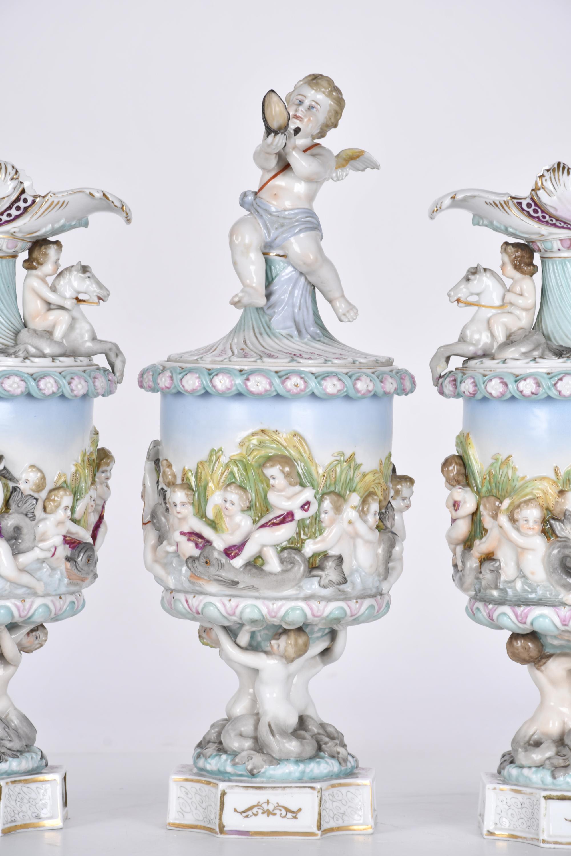 Pareja de jarras y copa en porcelana tipo Capodimonte, sigl