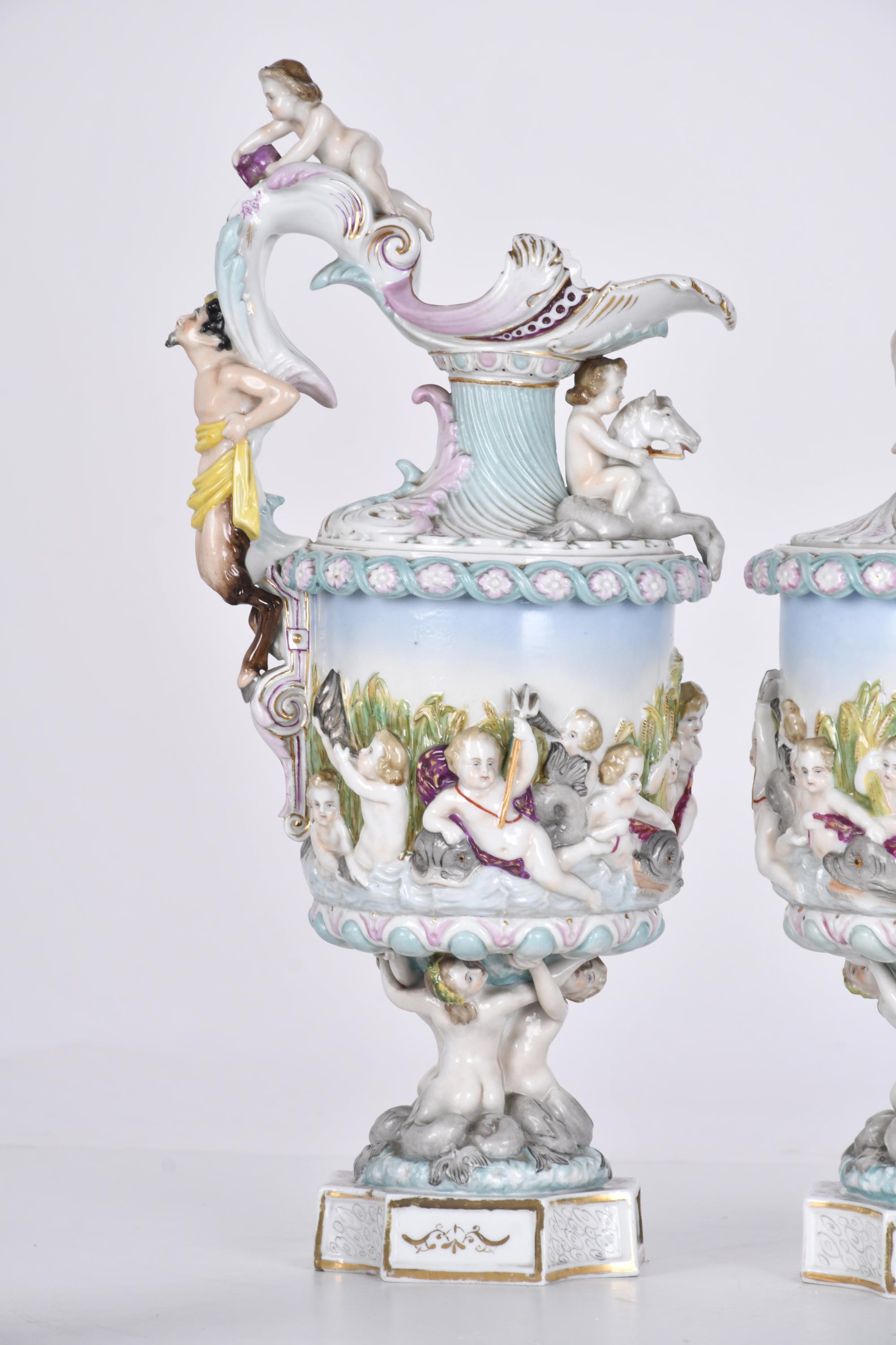 Pareja de jarras y copa en porcelana tipo Capodimonte, sigl