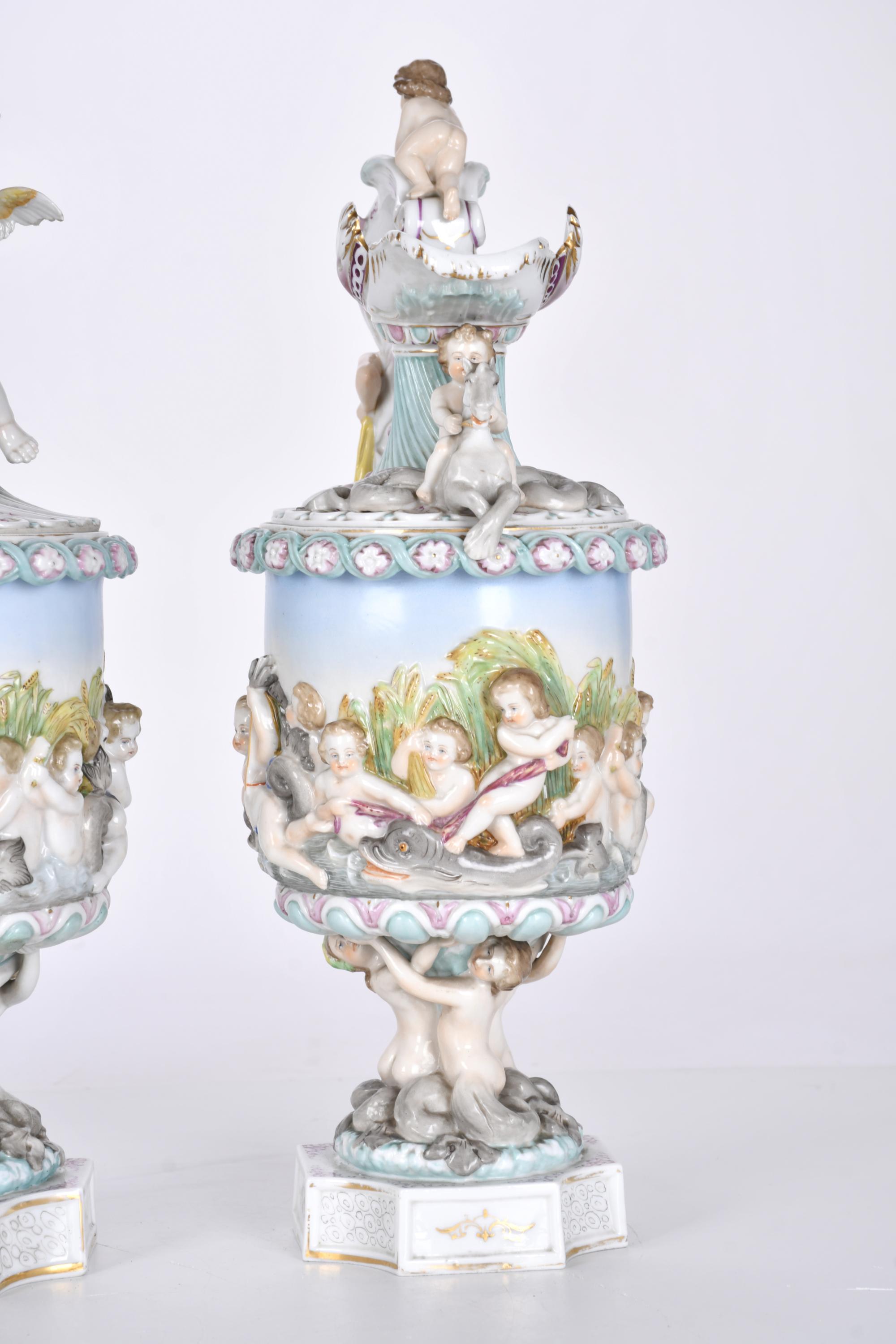 Pareja de jarras y copa en porcelana tipo Capodimonte, sigl