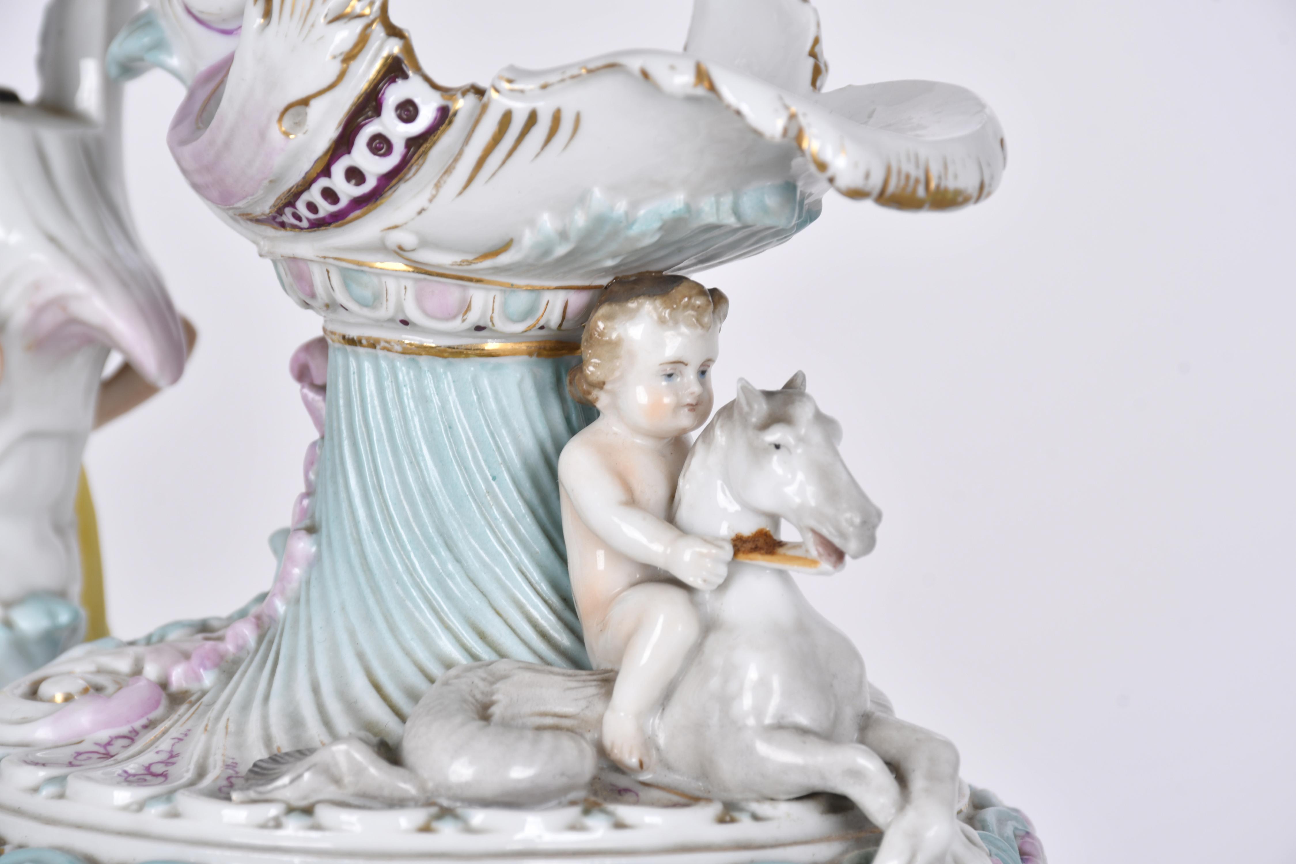Pareja de jarras y copa en porcelana tipo Capodimonte, sigl