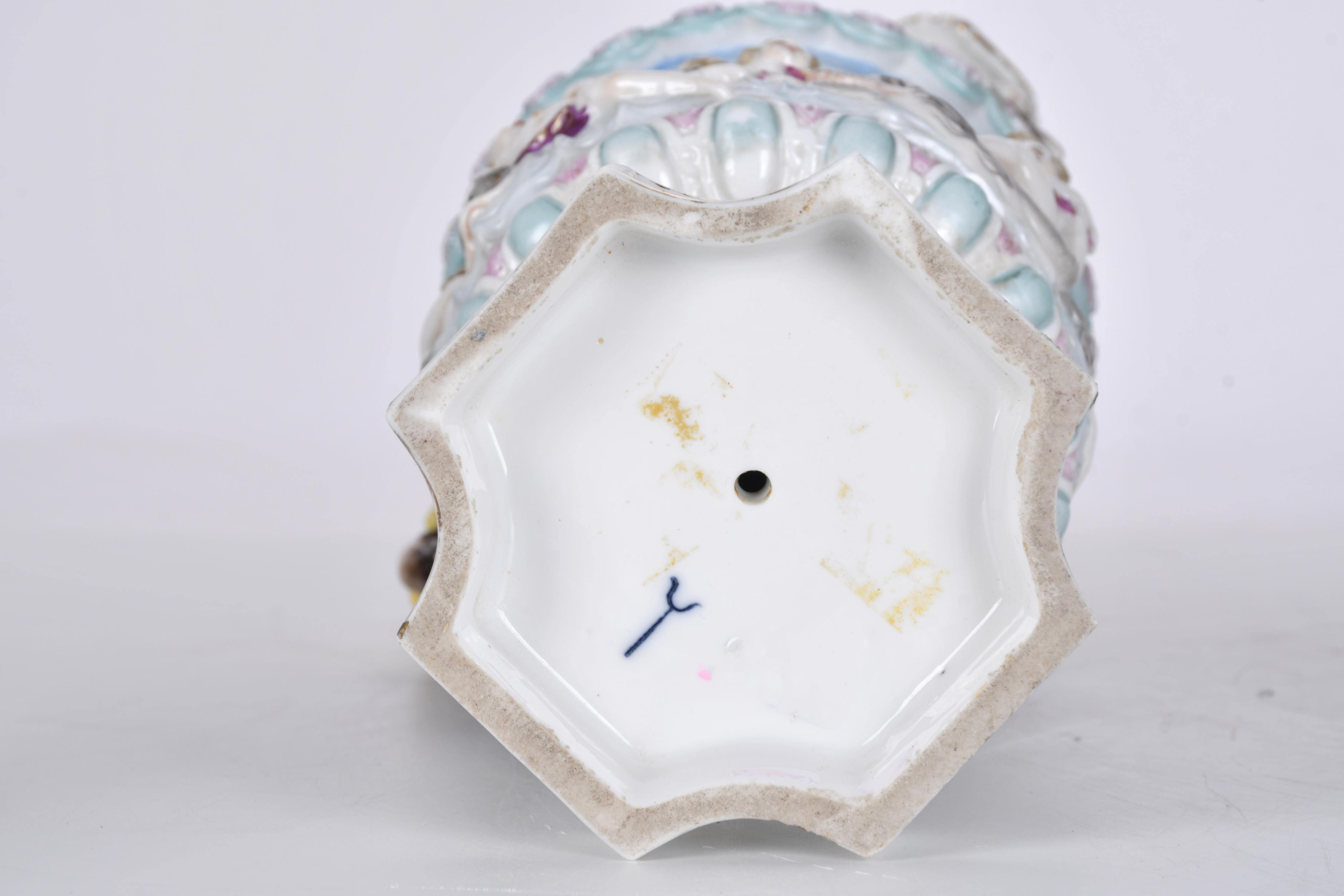 Pareja de jarras y copa en porcelana tipo Capodimonte, sigl