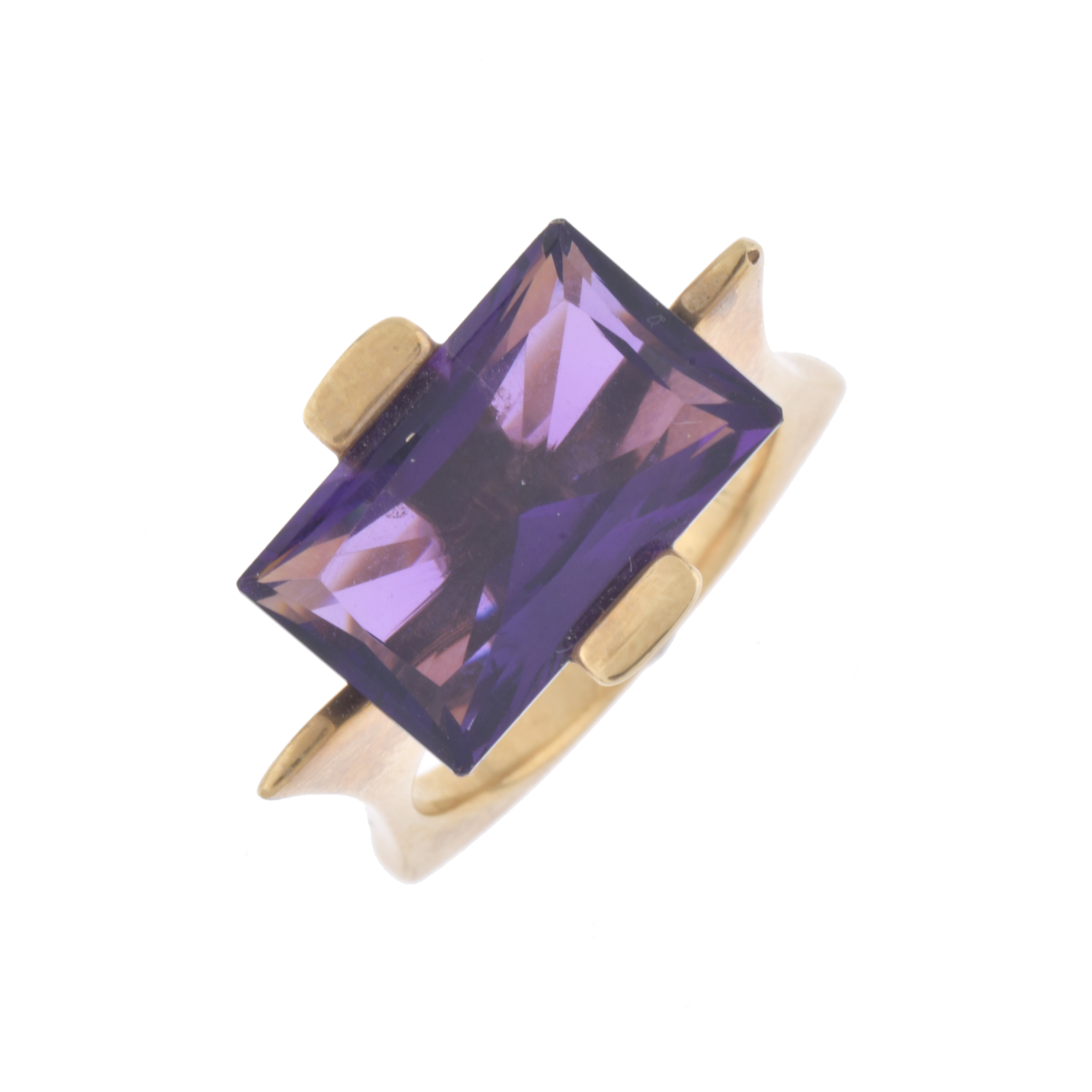Anillo fantasía con amatista.