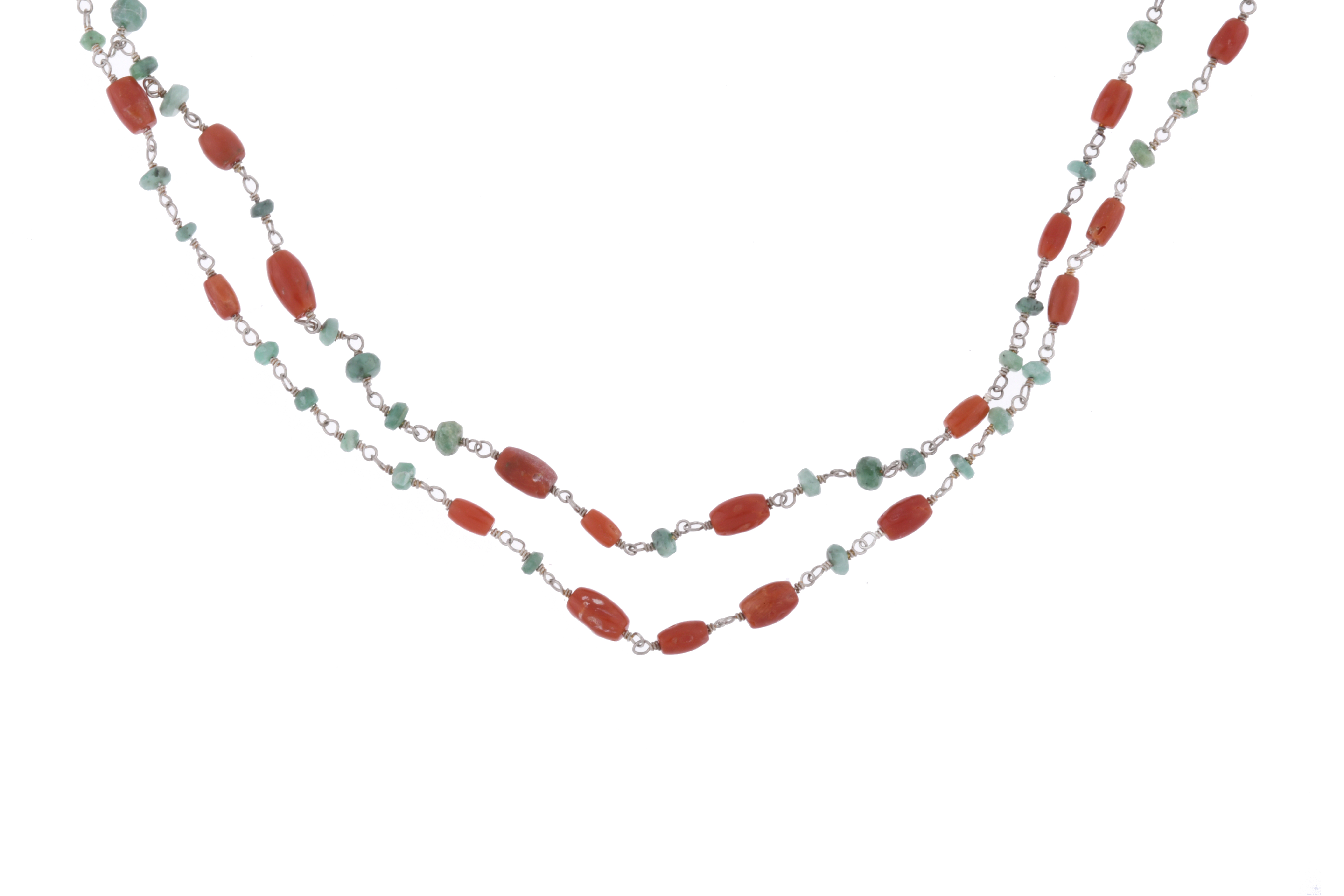 Collar largo con cuentas de esmeraldas y coral.