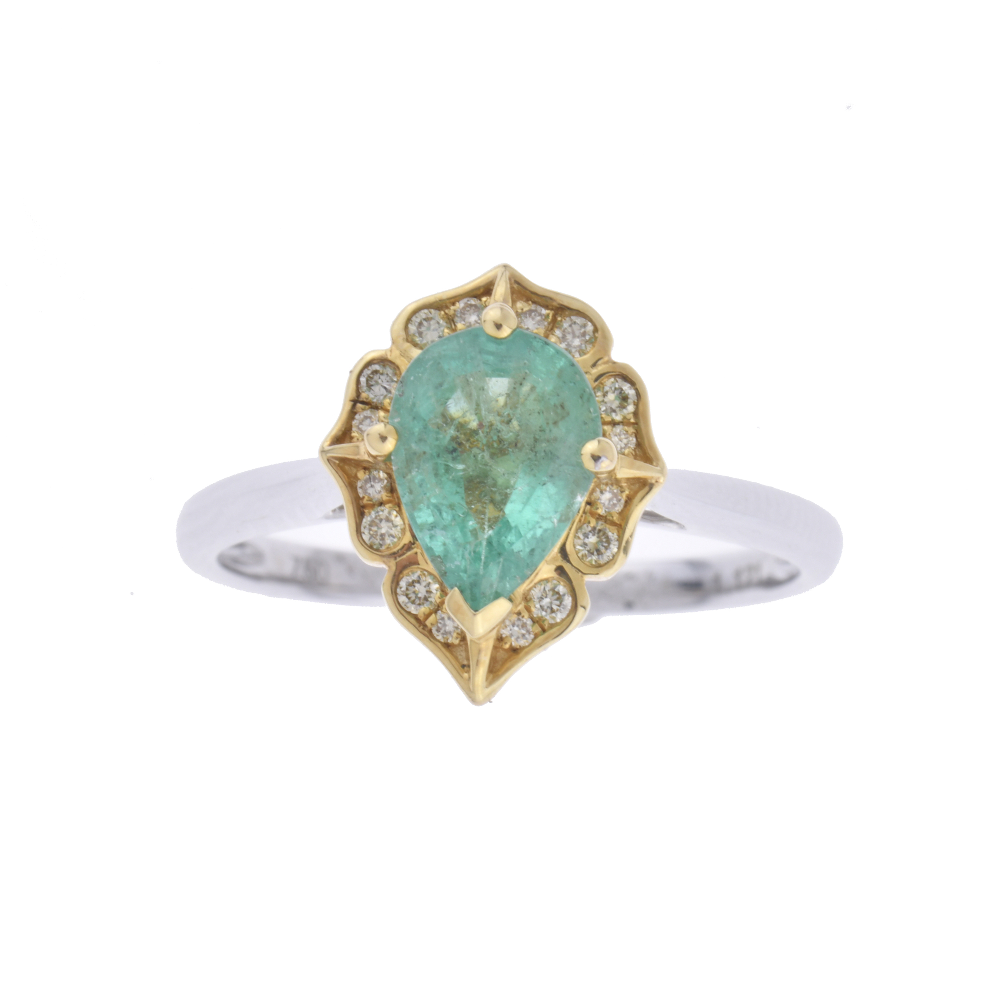 Anillo con esmeralda orlada con diamantes.