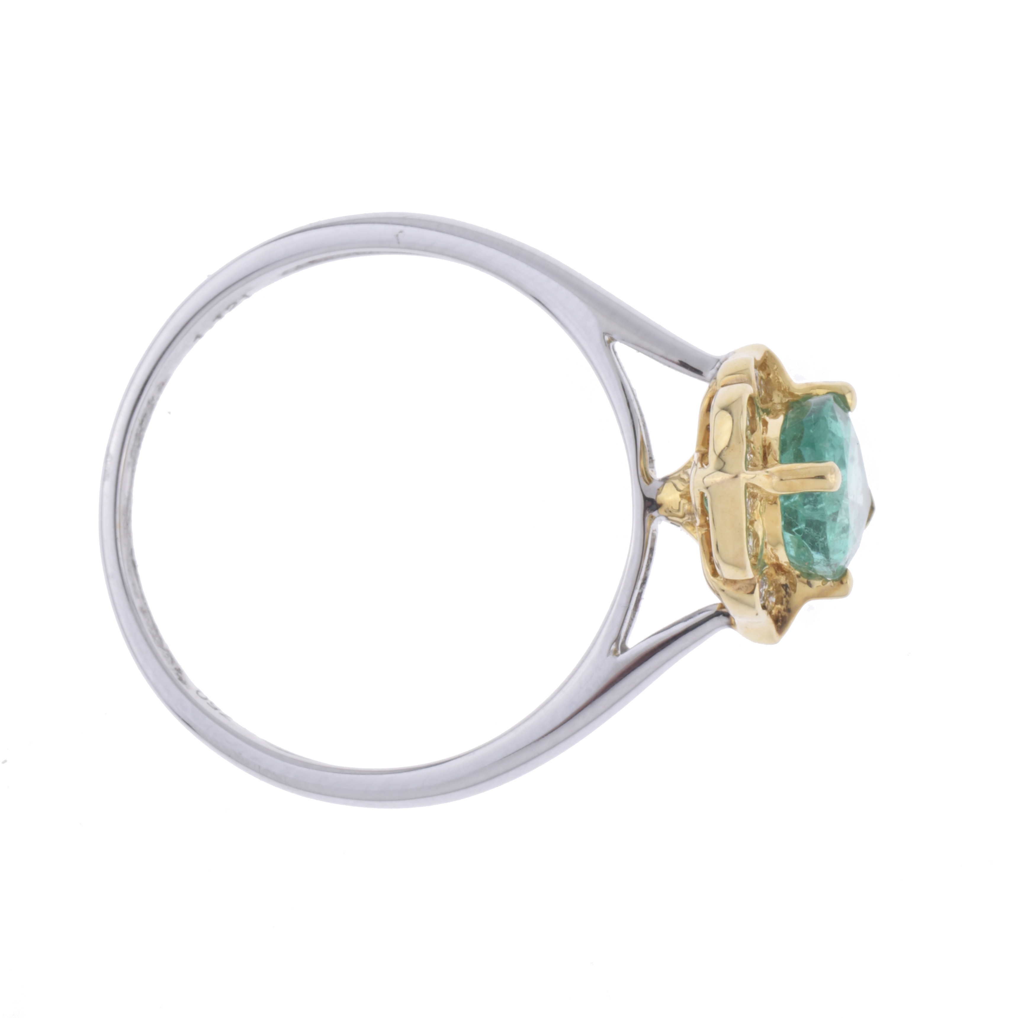 Anillo con esmeralda orlada con diamantes.