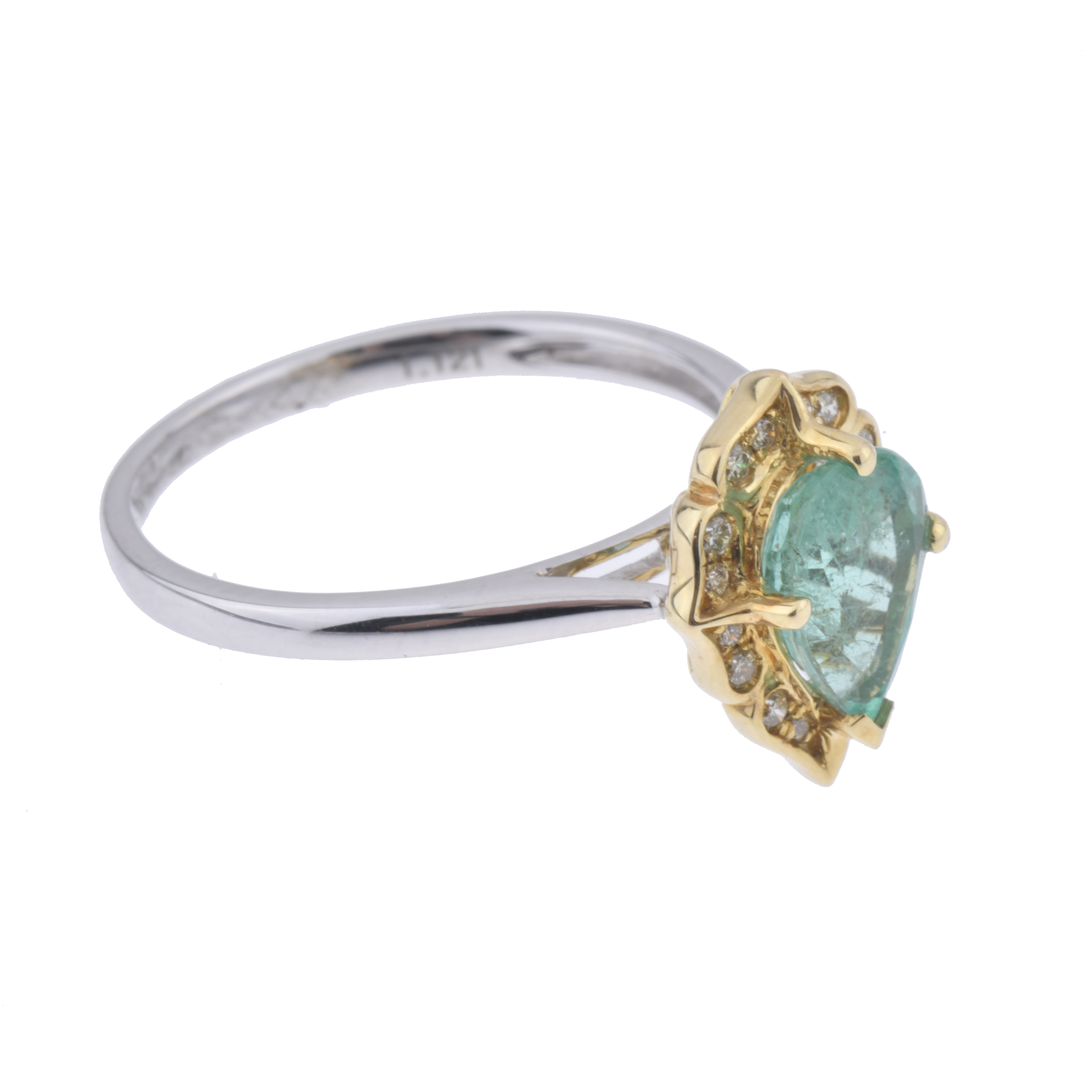 Anillo con esmeralda orlada con diamantes.