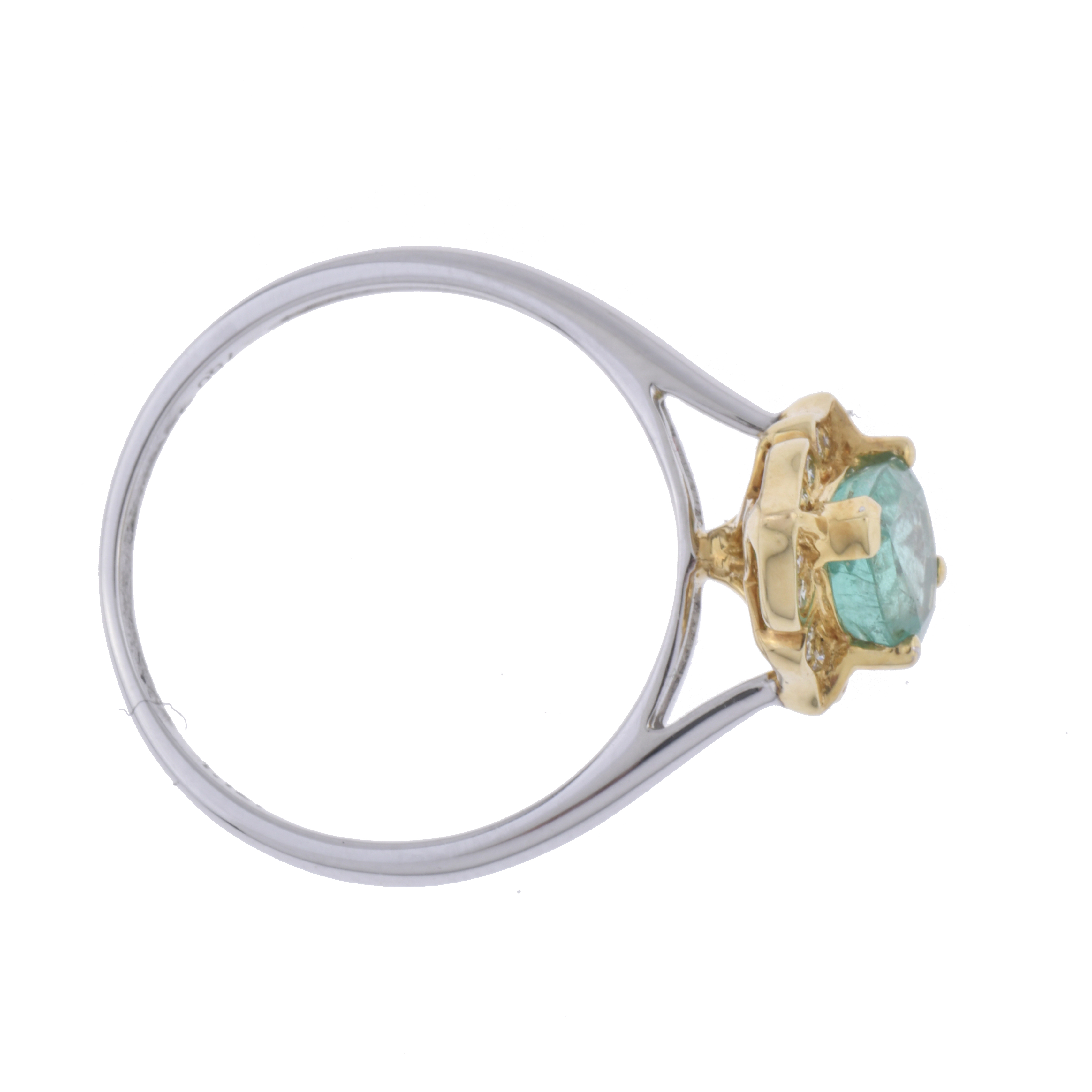 Anillo con esmeralda orlada con diamantes.