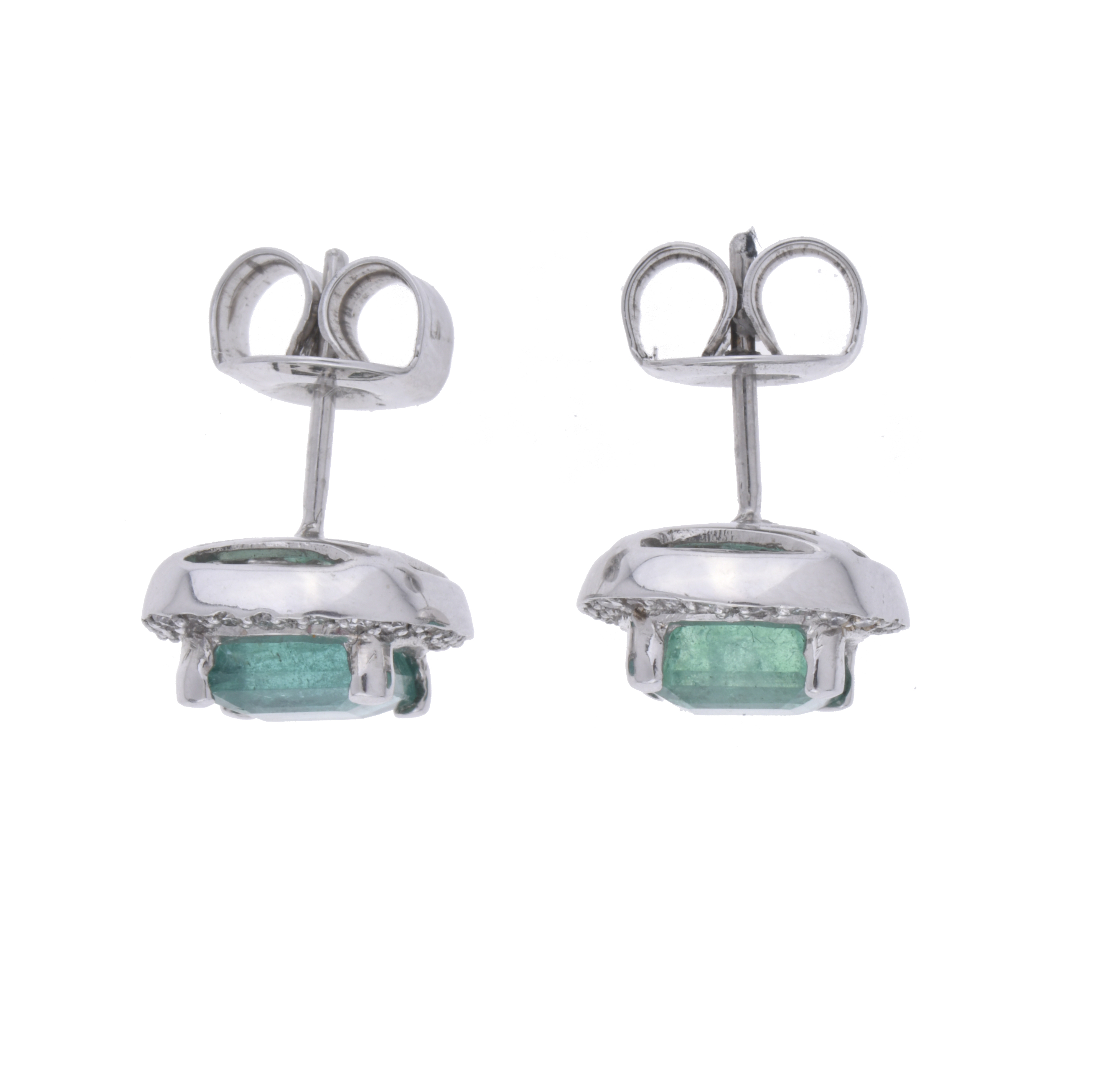 Pendientes de esmeraldas con rosetón de diamantes.