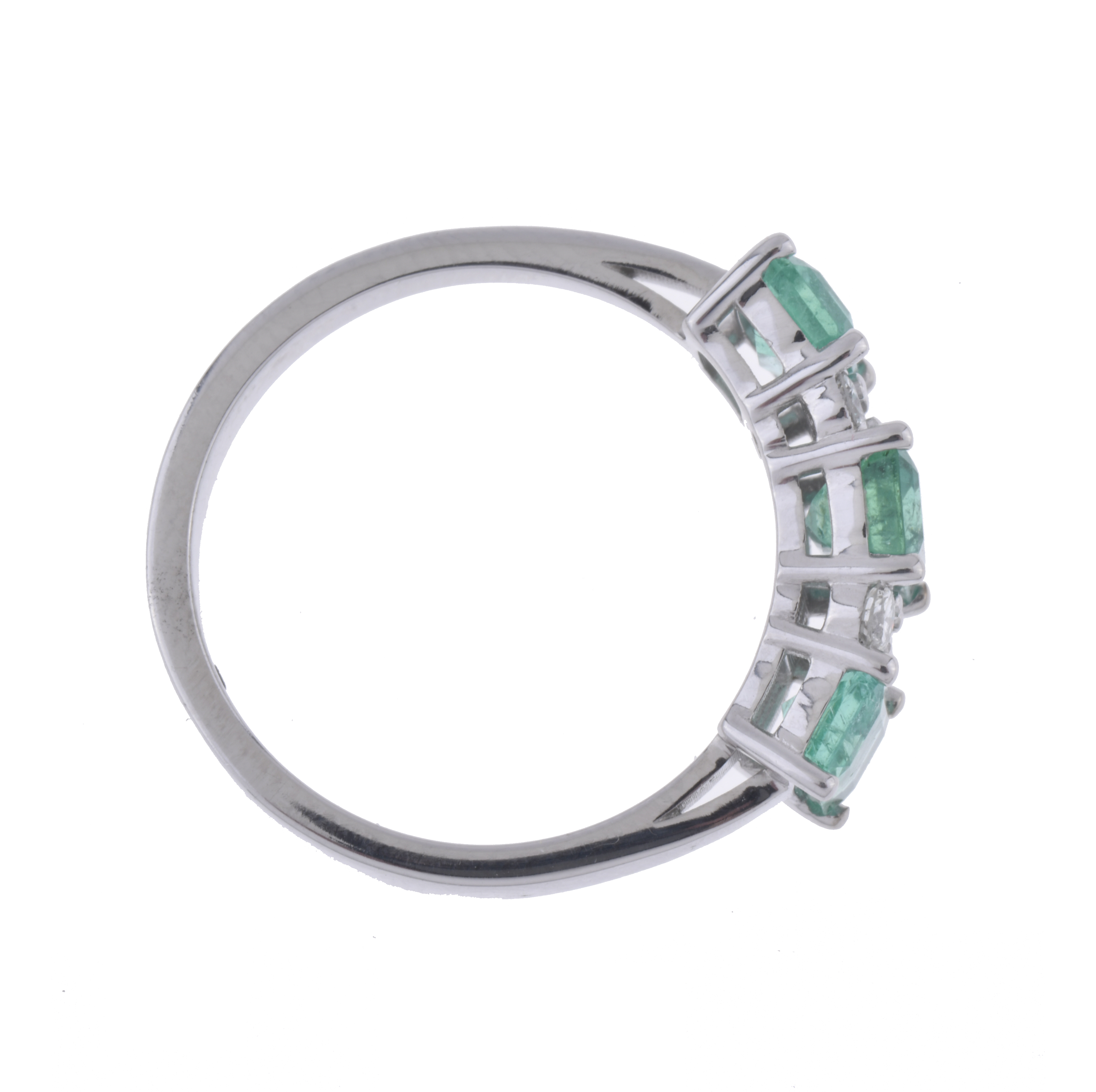 Anillo tresillo de esmeraldas y diamantes.
