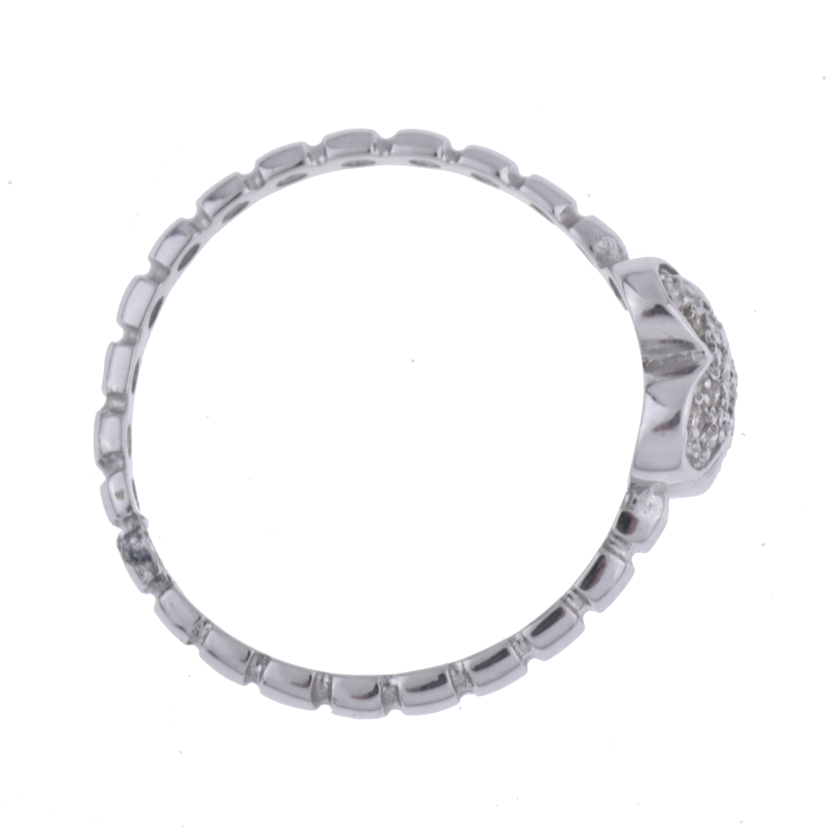 Sortija en forma de flor con diamantes.