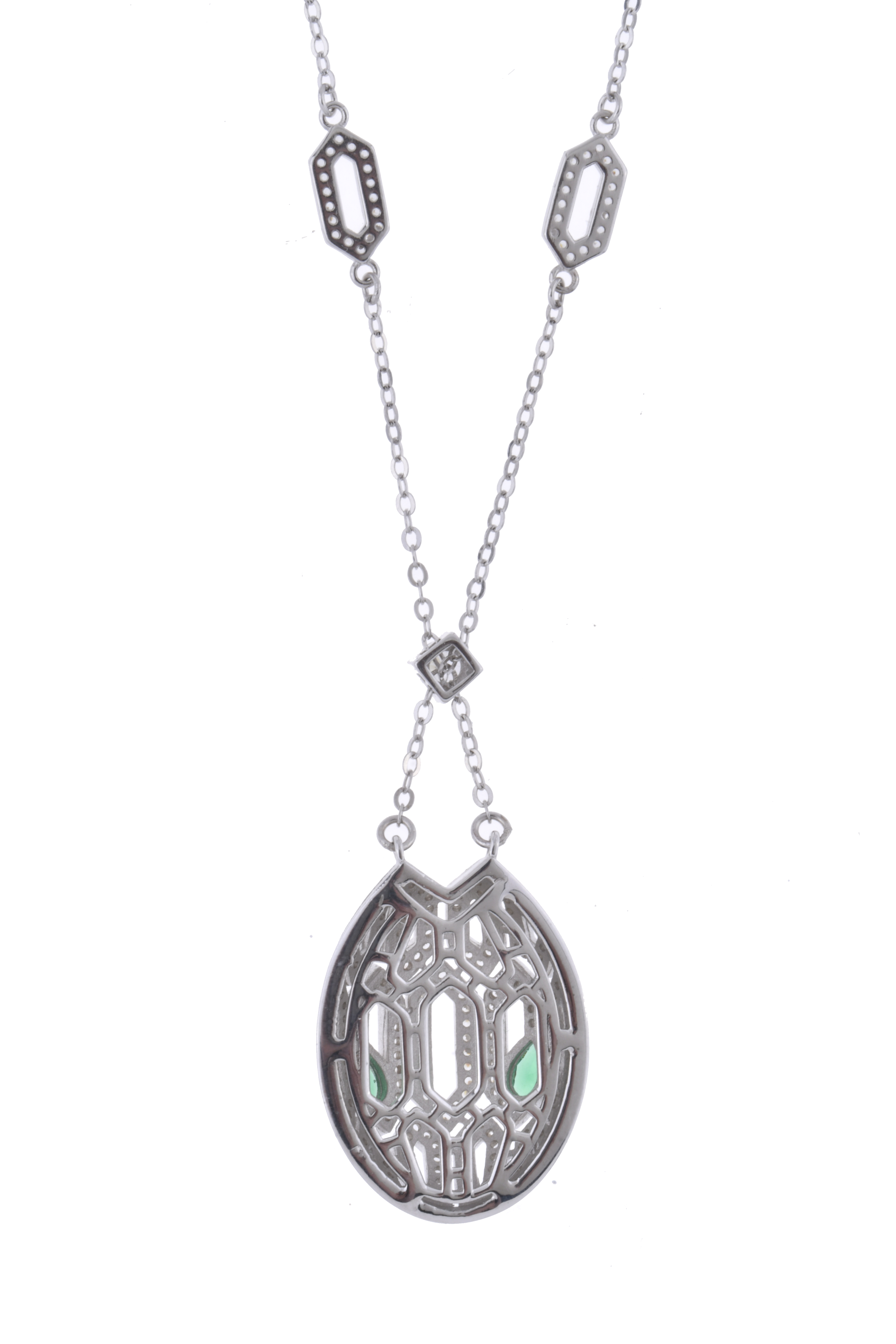 Collar con colgante en forma de cabeza de serpiente.