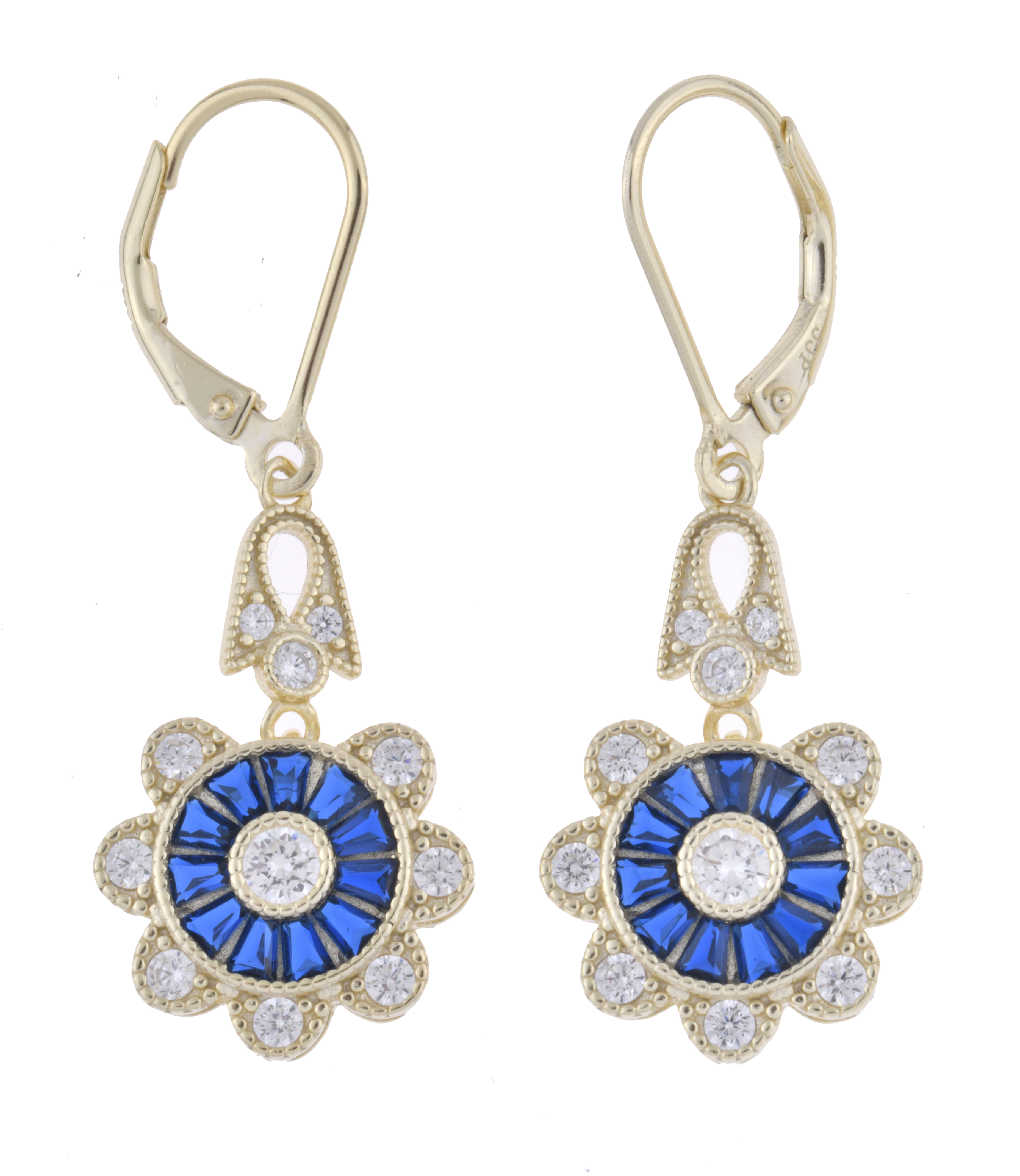 Lote de tres pares de pendientes con motivos florales.
